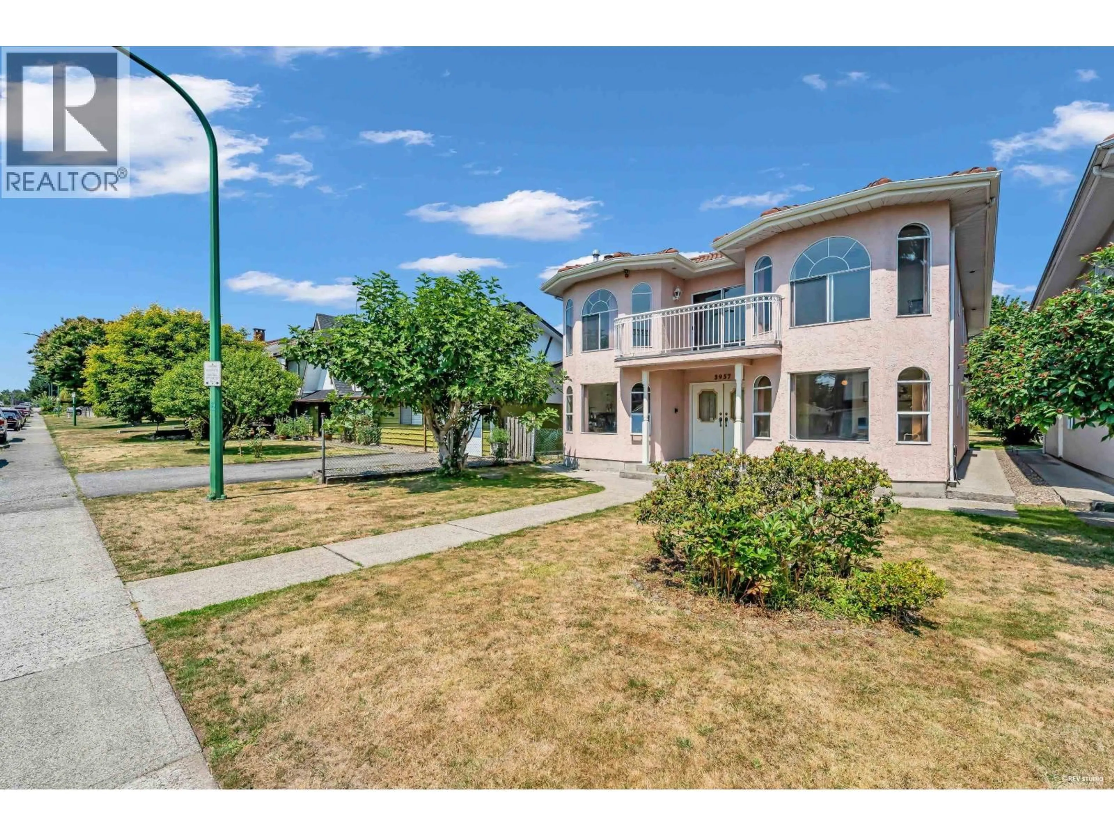 A pic from outside/outdoor area/front of a property/back of a property/a pic from drone, street for 3957 SPRUCE STREET, Burnaby British Columbia V5G1Y2