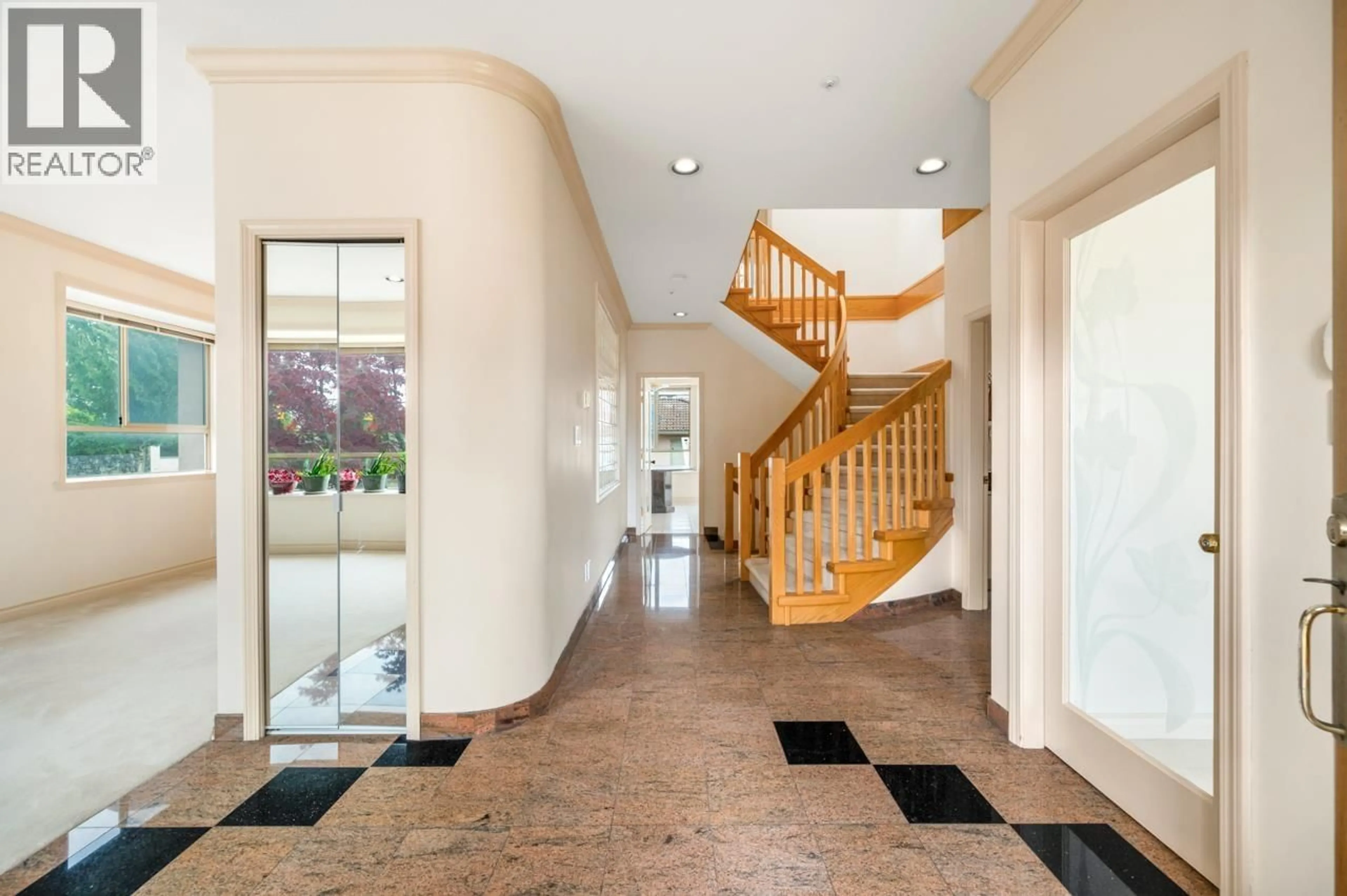 Indoor foyer for 6520 DOMAN STREET, Vancouver British Columbia V5S3H4