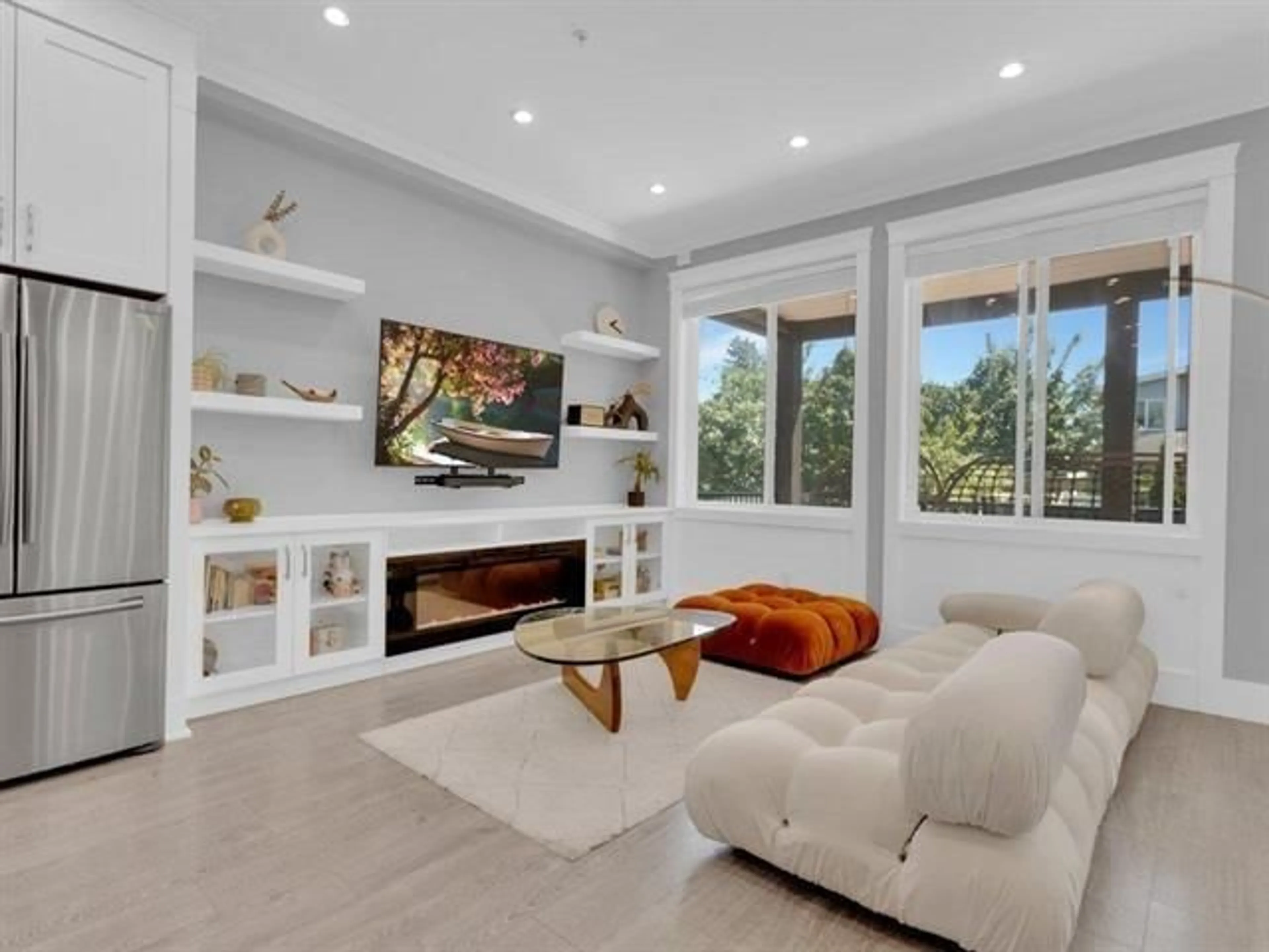 Living room with furniture, unknown for 15456 RUSSELL AVENUE, White Rock British Columbia V4B2R3