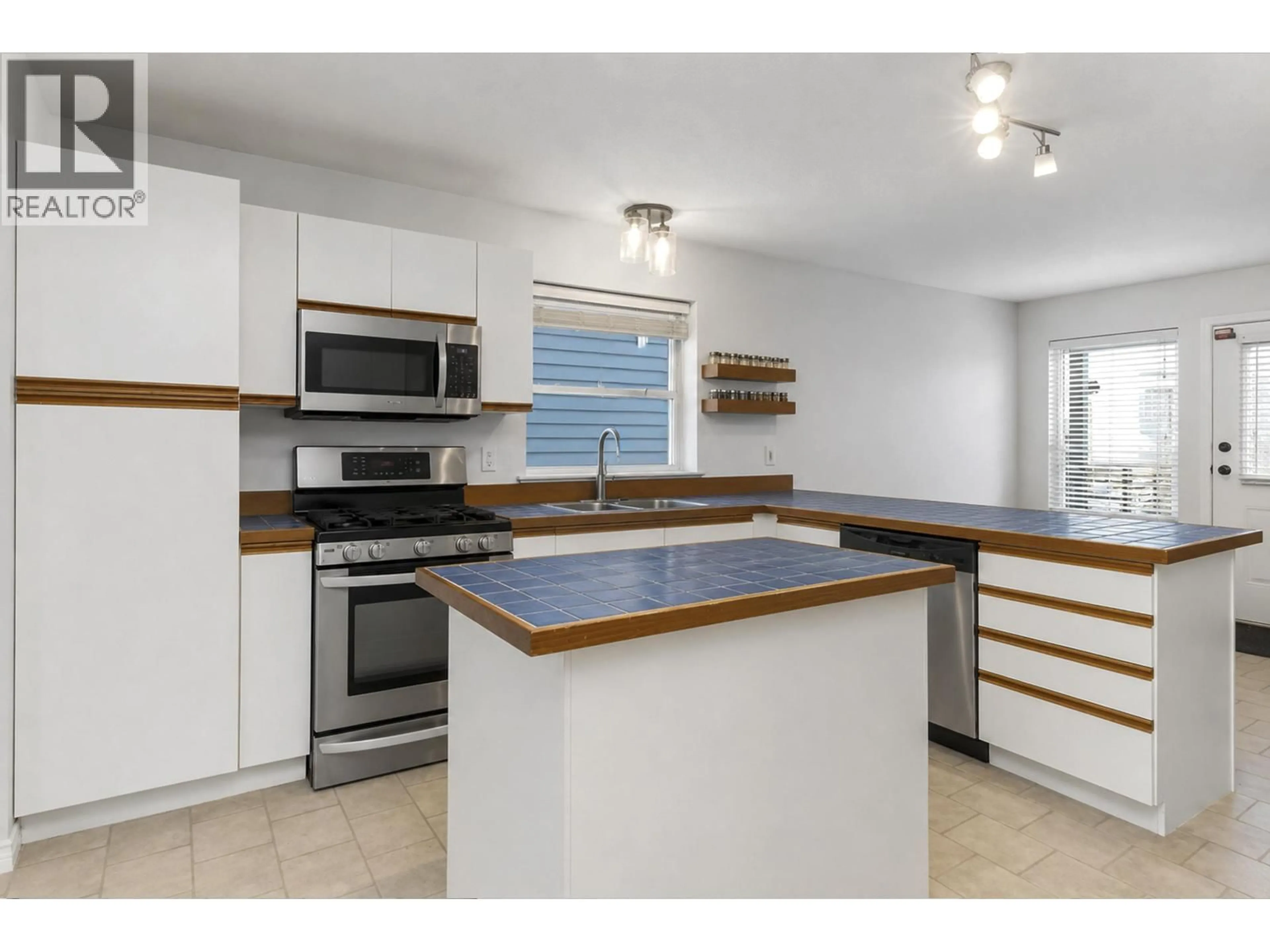 Standard kitchen, unknown for 1827 MAMQUAM ROAD, Squamish British Columbia V0N1T0