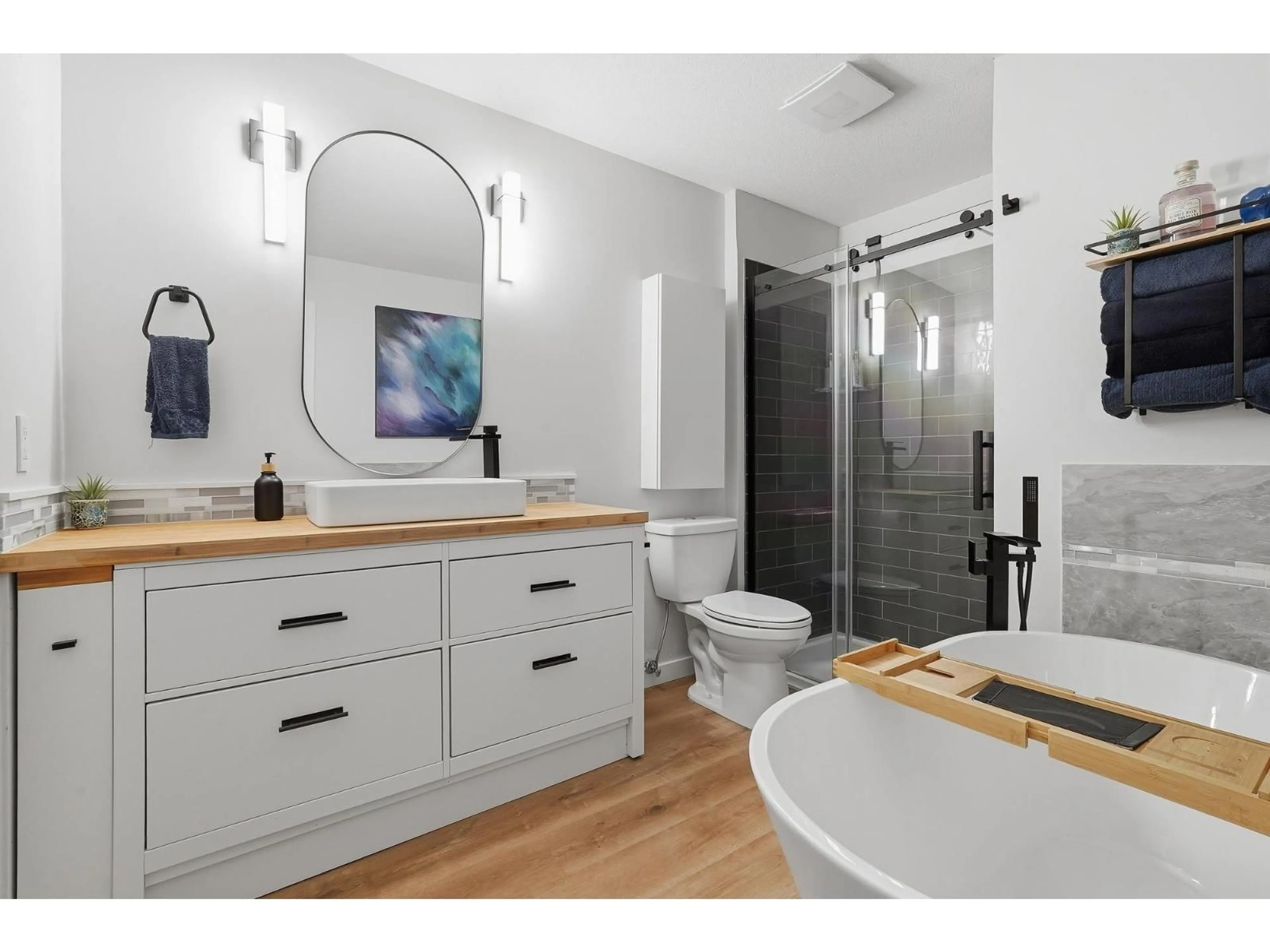 Contemporary bathroom, ceramic/tile floor for 161 - 15168 36 AVENUE, Surrey British Columbia V3S0Z6