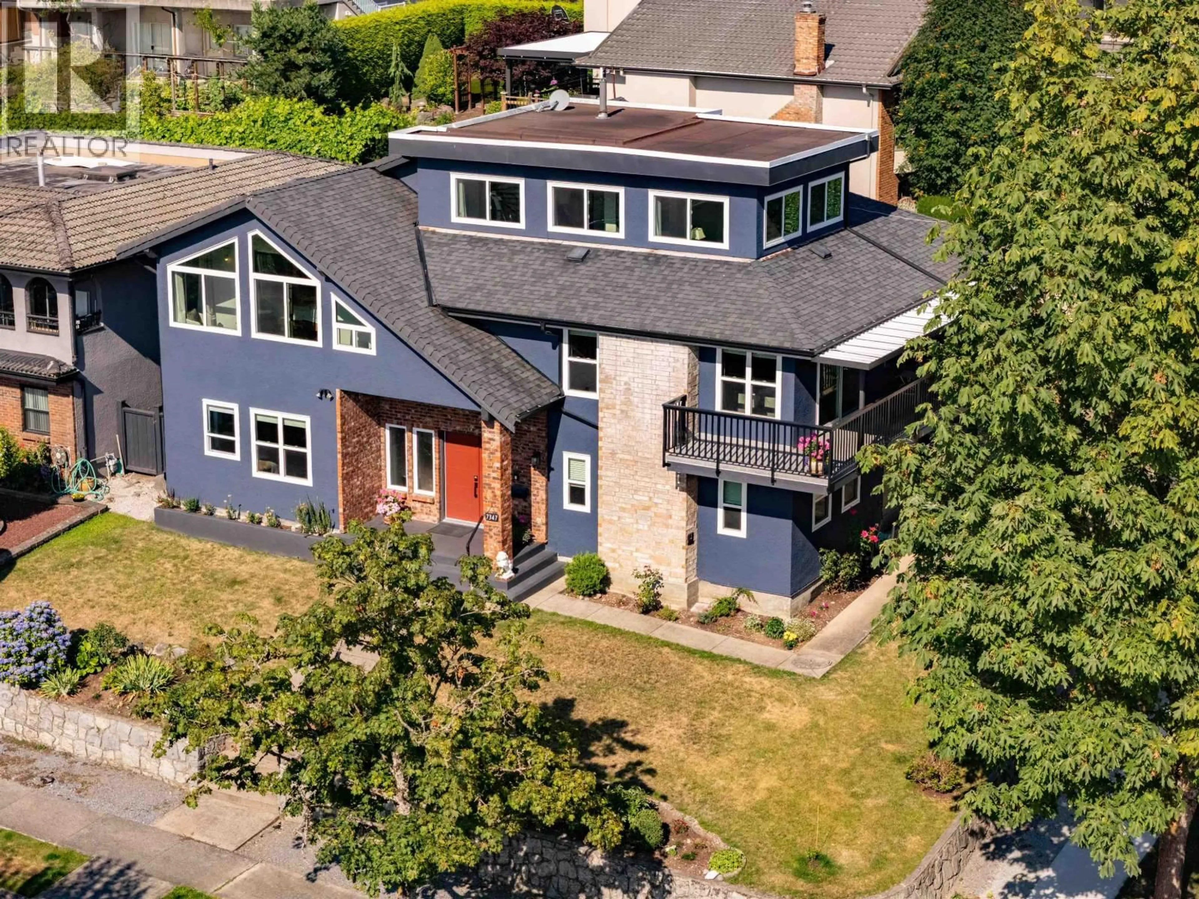 A pic from outside/outdoor area/front of a property/back of a property/a pic from drone, street for 7347 QUEENSTON COURT, Burnaby British Columbia V5A3M5