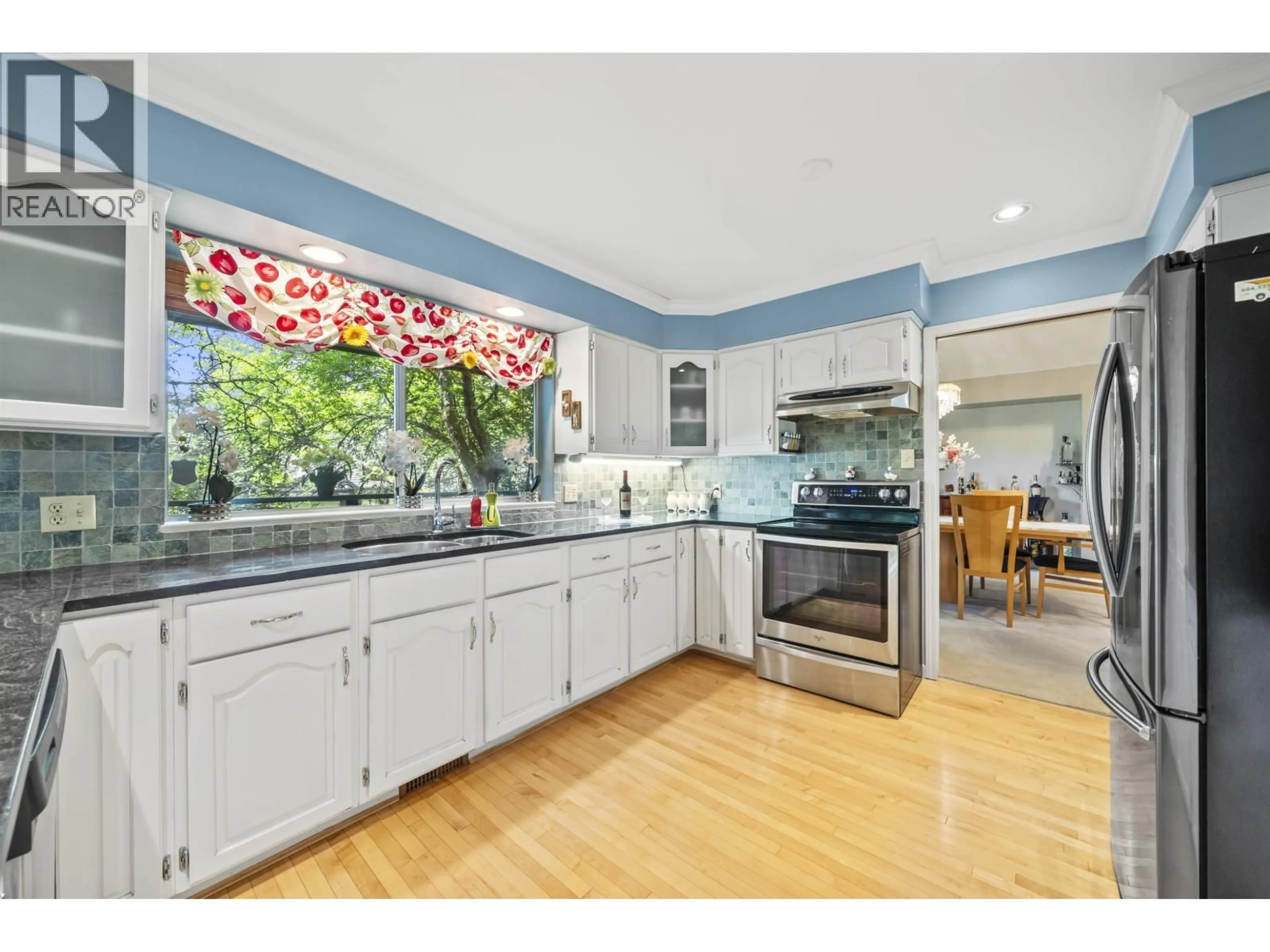 Open concept kitchen, ceramic/tile floor for 2445 MOWAT PLACE, North Vancouver British Columbia V7H2X2