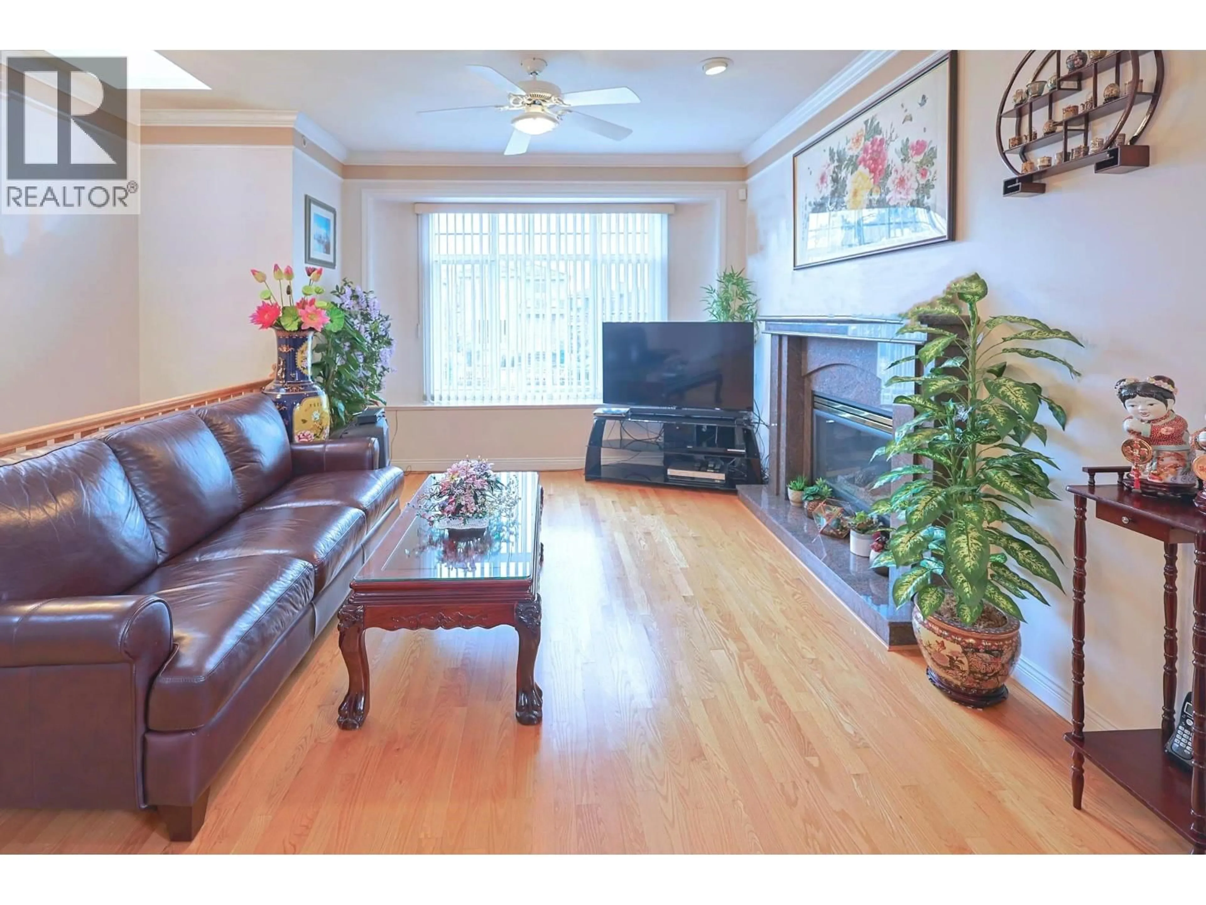Living room with furniture, wood/laminate floor for 6915 DUMFRIES STREET, Vancouver British Columbia V5P3C1