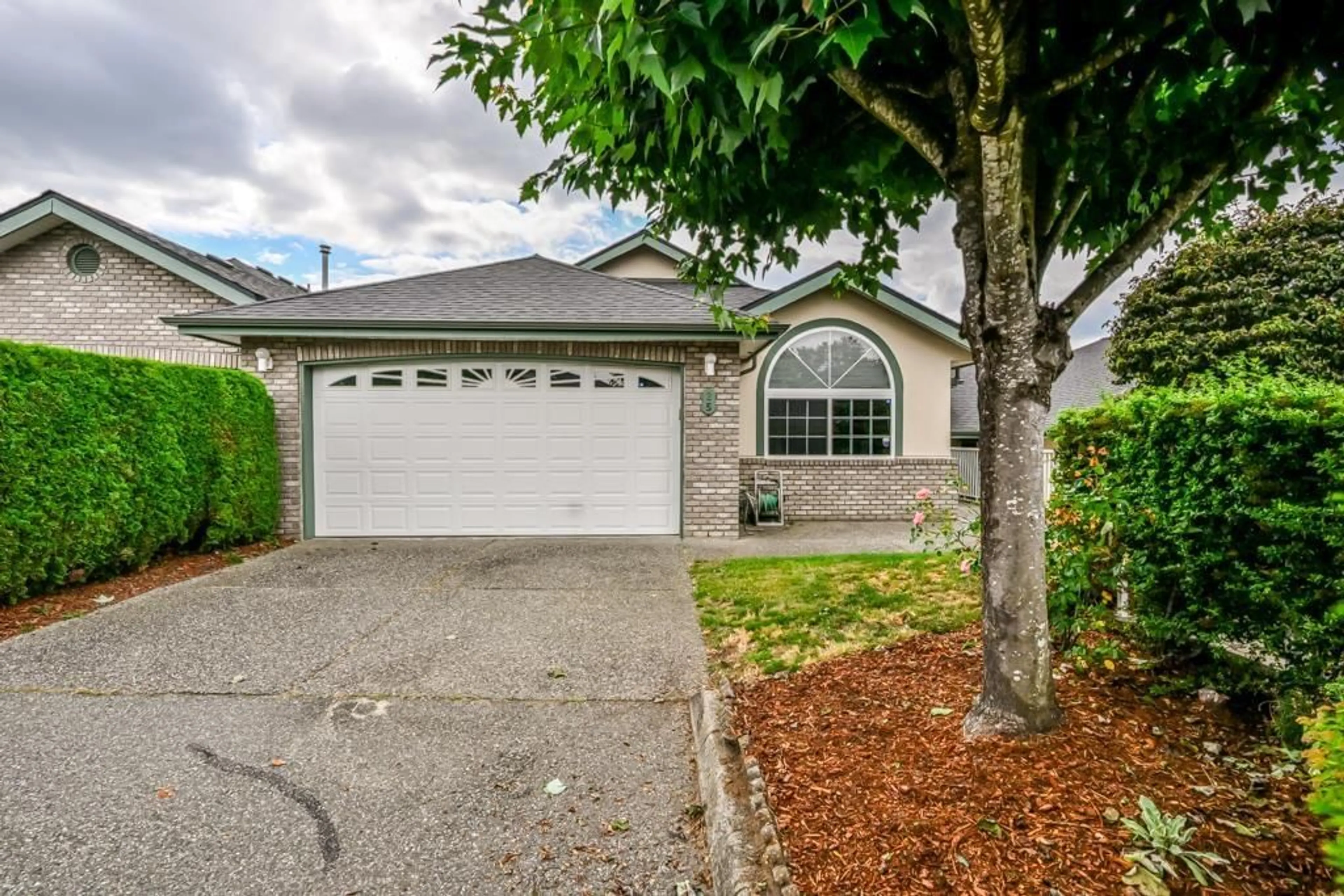 Home with vinyl exterior material, street for 25 - 32777 CHILCOTIN DRIVE, Abbotsford British Columbia V2T5W4
