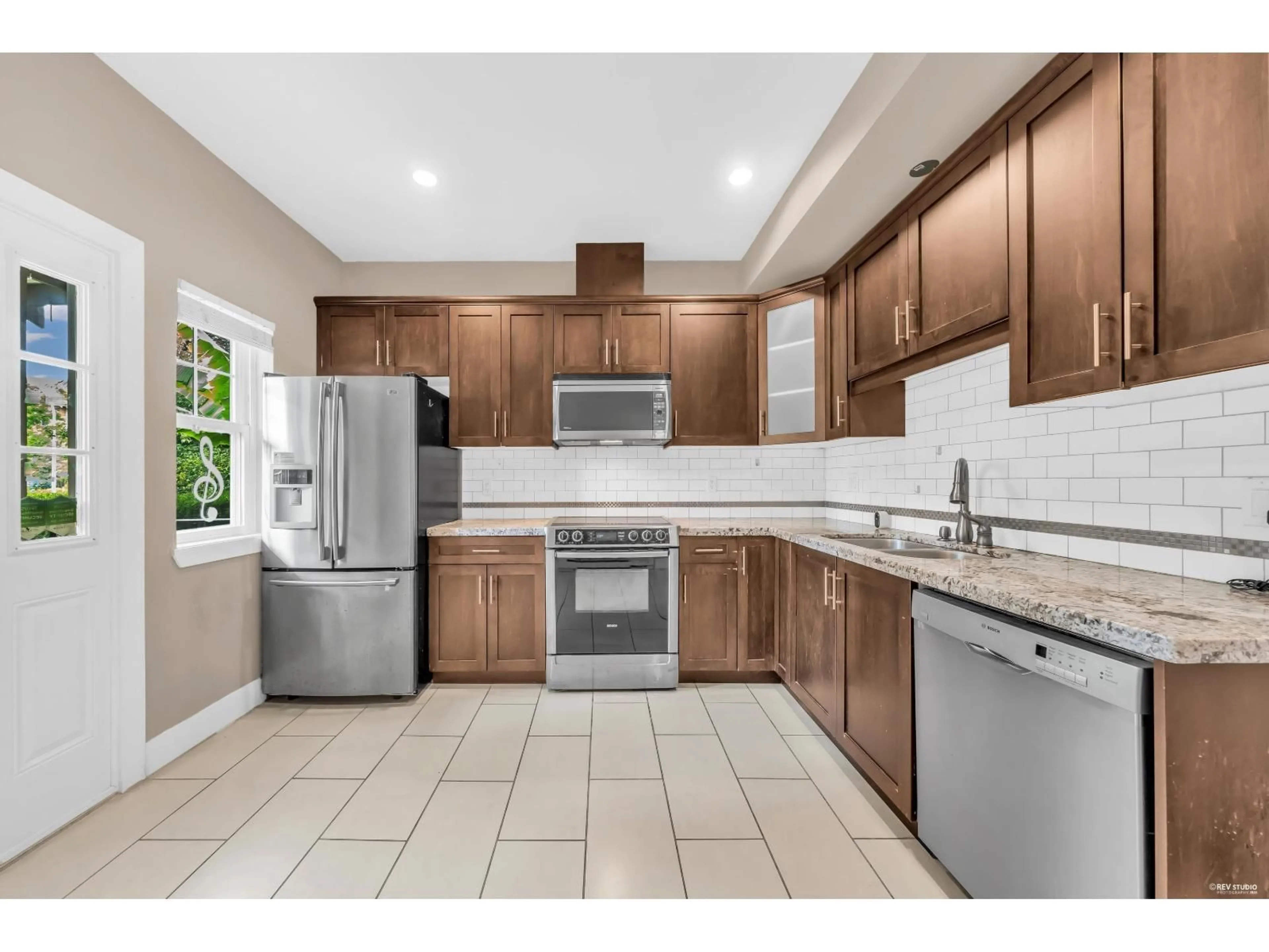 Standard kitchen, ceramic/tile floor for 11 - 15933 86A AVENUE, Surrey British Columbia V4N5W2