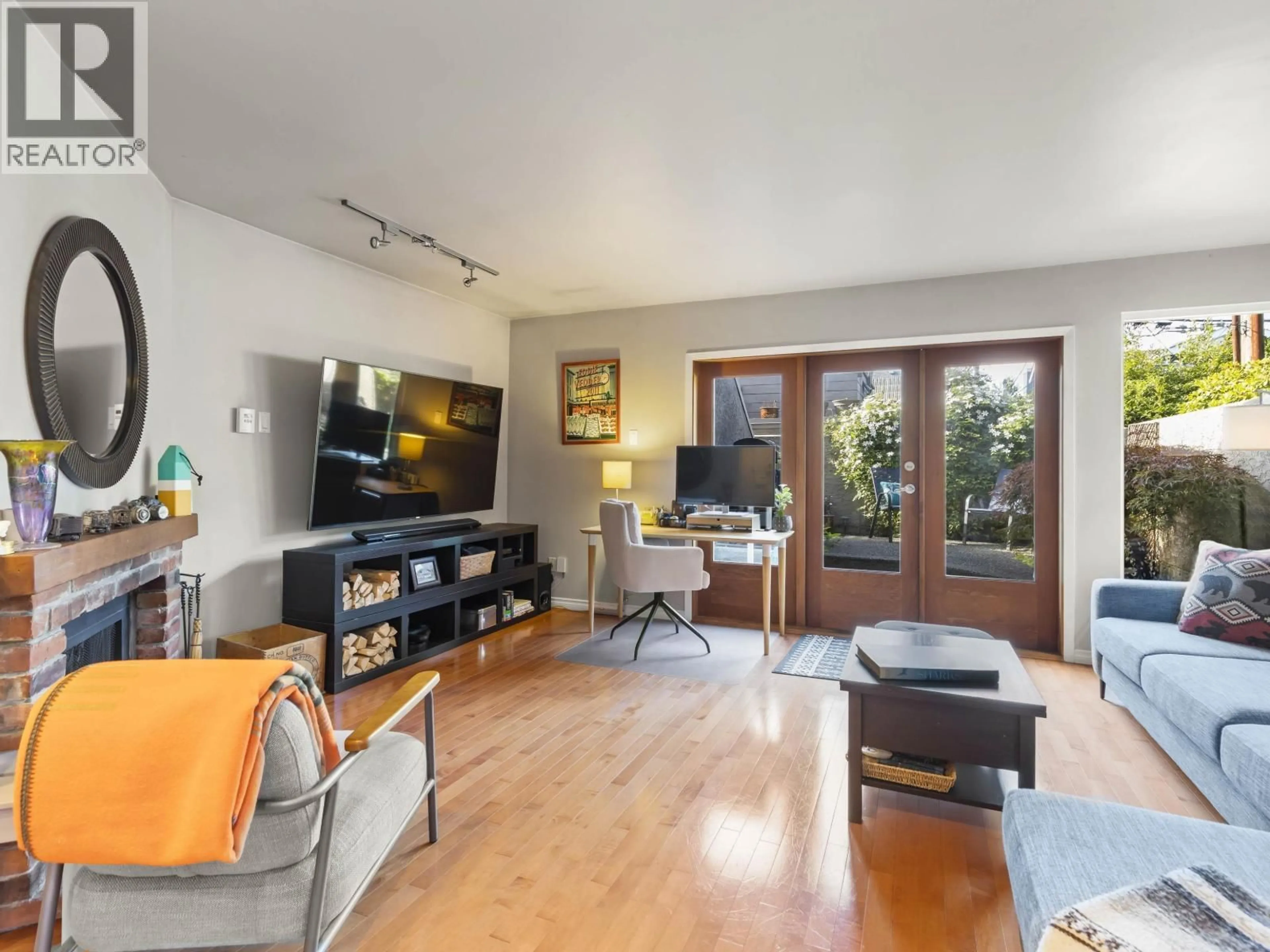 Living room with furniture, unknown for 102 - 2535 YORK AVENUE, Vancouver British Columbia V6K1E4