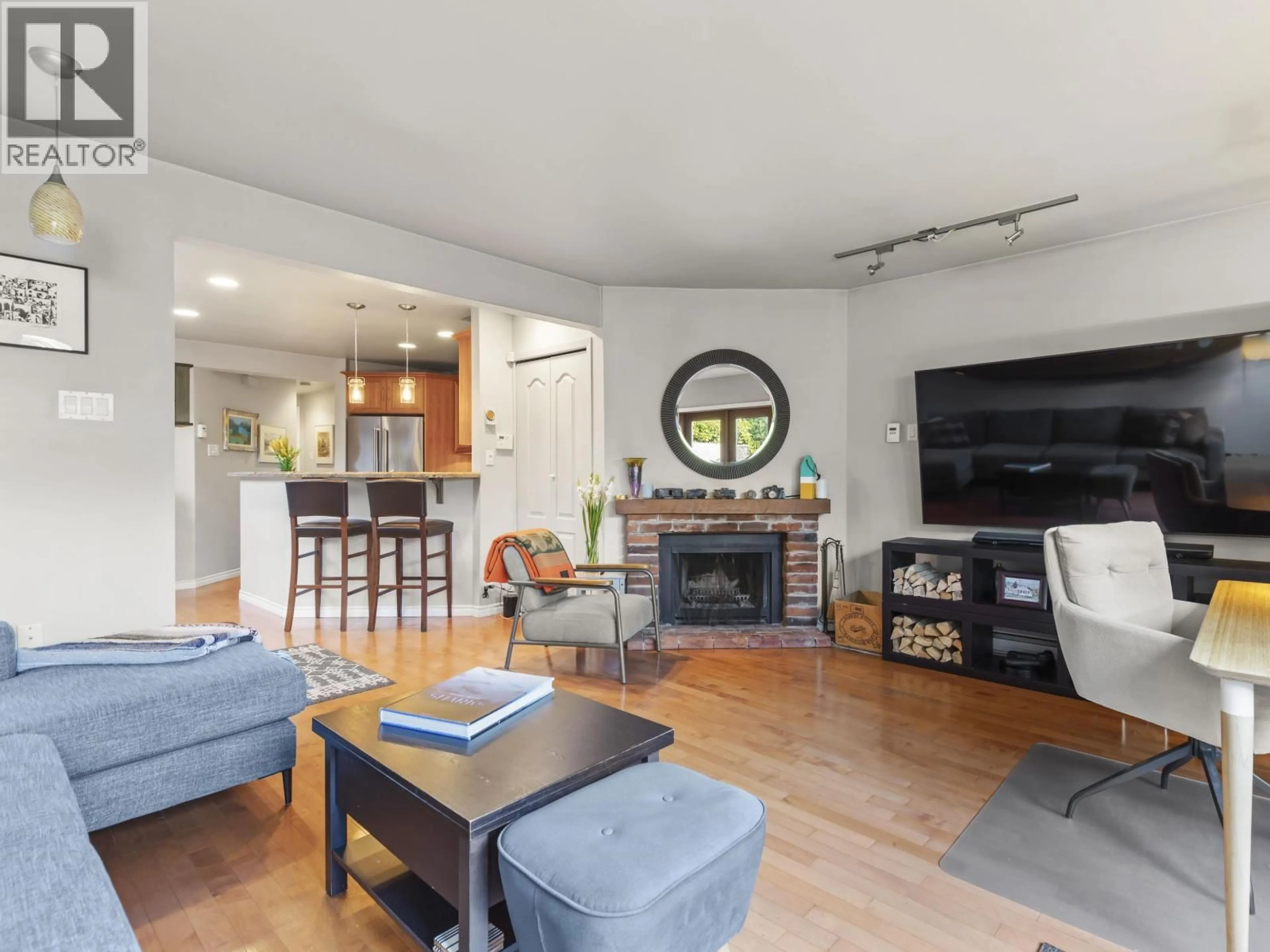 Living room with furniture, unknown for 102 - 2535 YORK AVENUE, Vancouver British Columbia V6K1E4