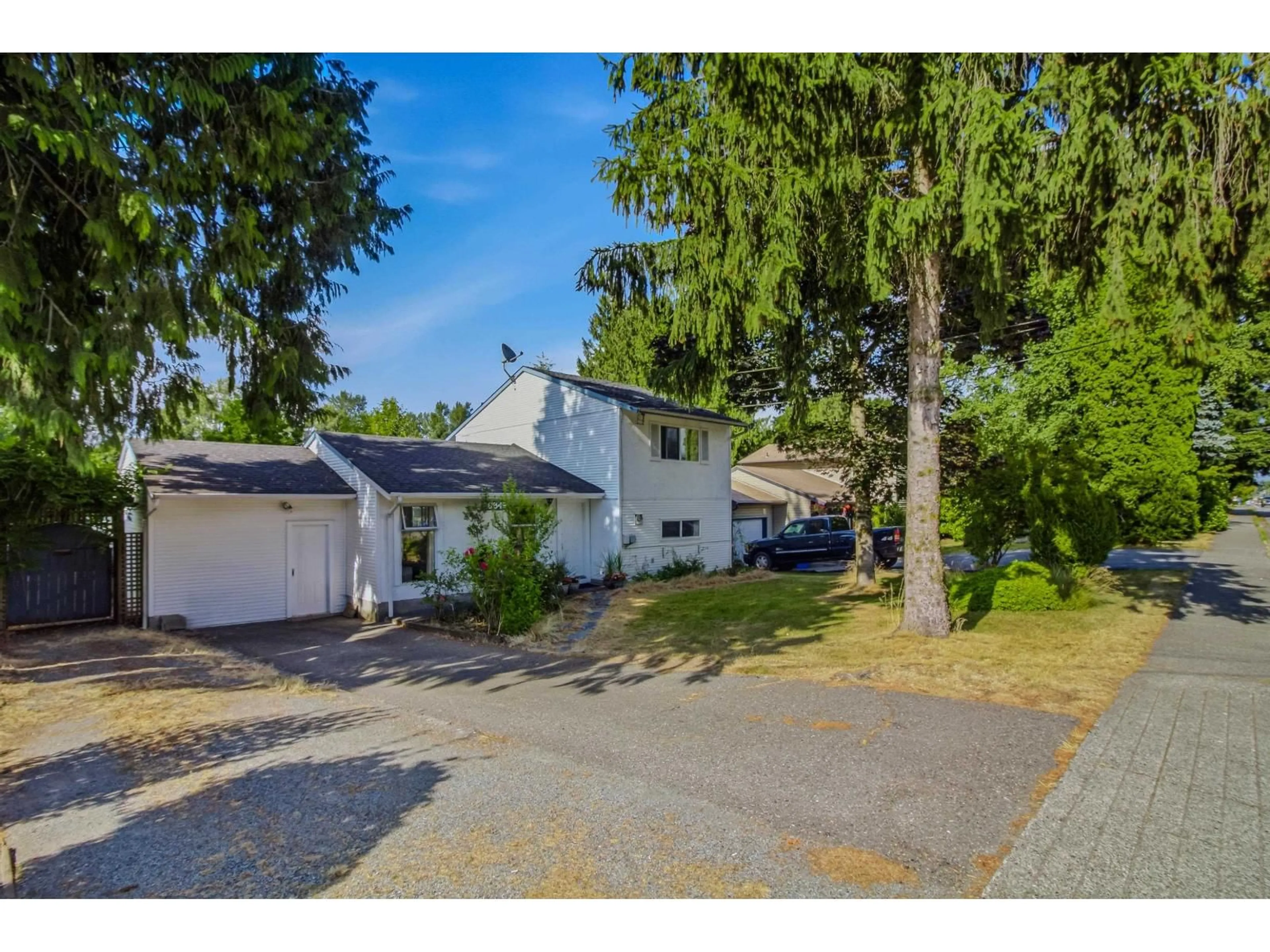 A pic from outside/outdoor area/front of a property/back of a property/a pic from drone, street for 26549 32 AVENUE, Langley British Columbia V4W3E8