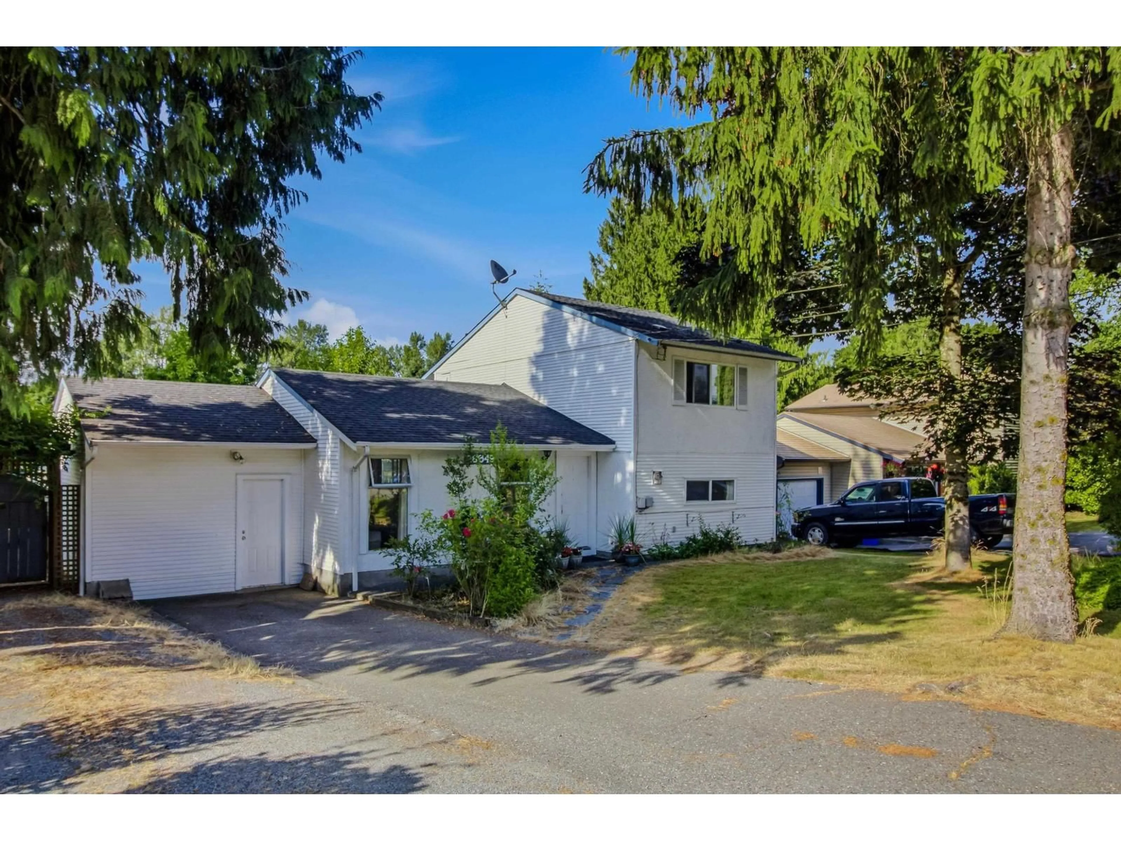A pic from outside/outdoor area/front of a property/back of a property/a pic from drone, street for 26549 32 AVENUE, Langley British Columbia V4W3E8
