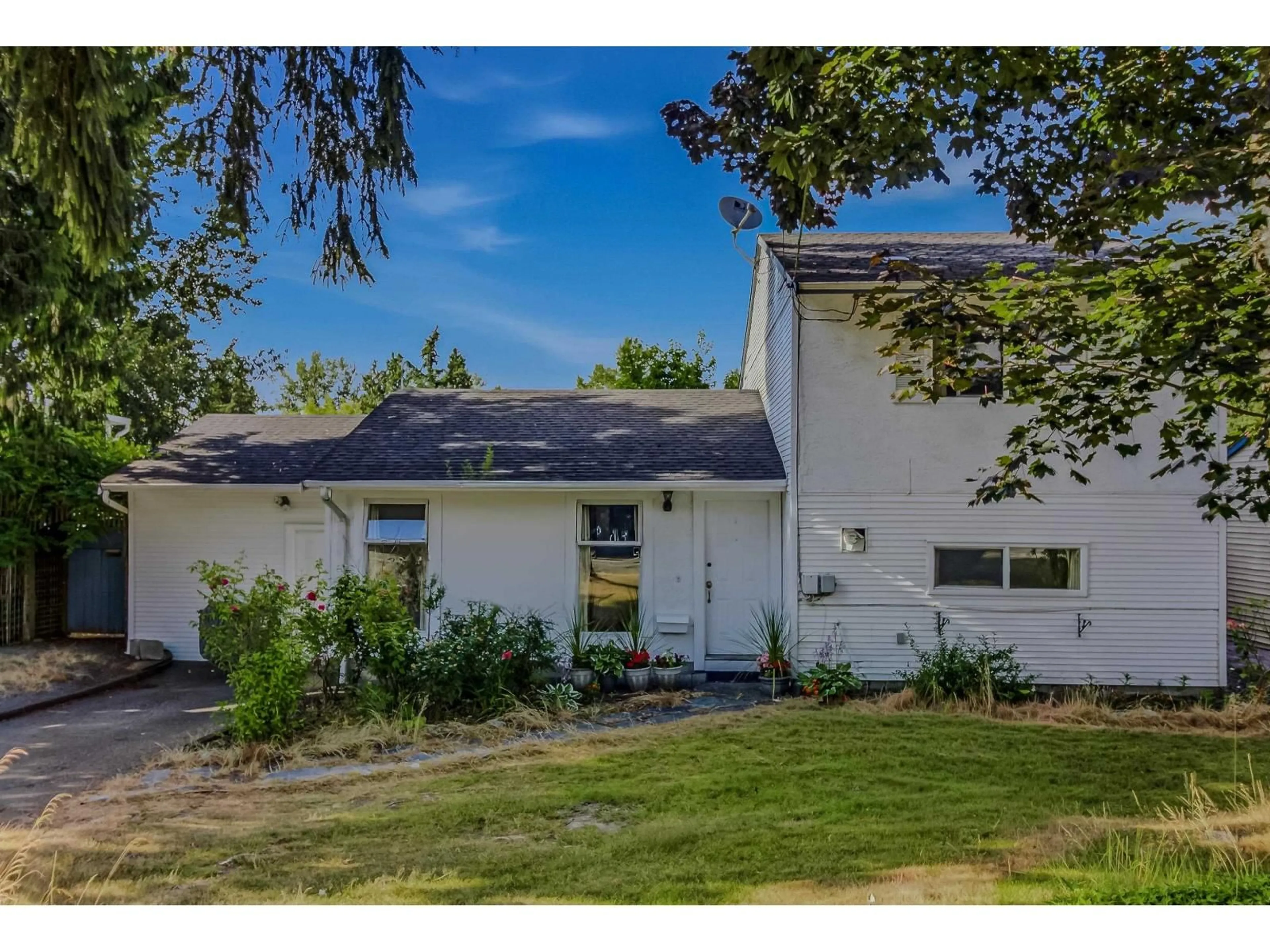 A pic from outside/outdoor area/front of a property/back of a property/a pic from drone, street for 26549 32 AVENUE, Langley British Columbia V4W3E8