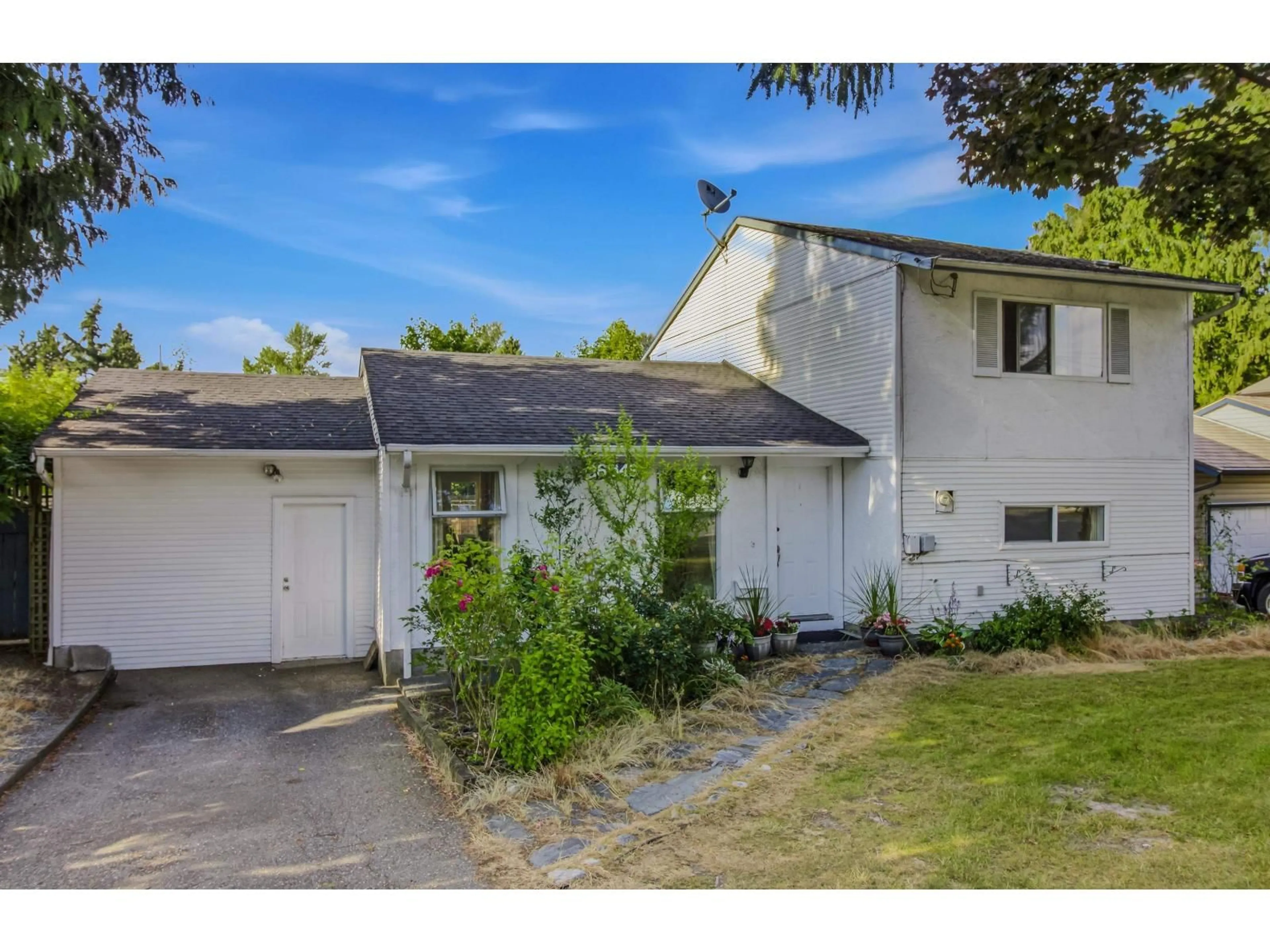 A pic from outside/outdoor area/front of a property/back of a property/a pic from drone, street for 26549 32 AVENUE, Langley British Columbia V4W3E8