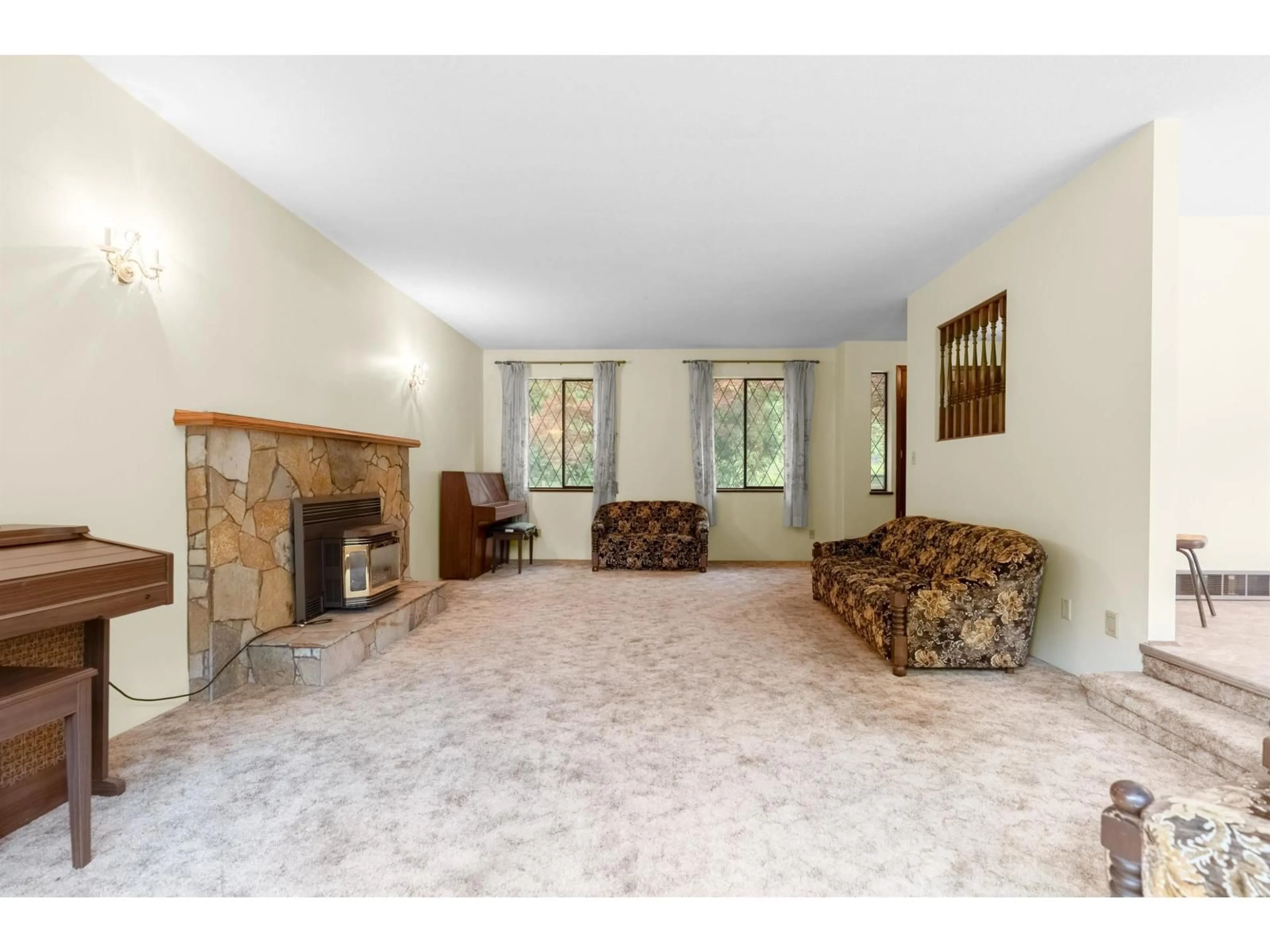 Living room with furniture, carpet floor for 33746 DLUGOSH AVENUE, Mission British Columbia V2V6B2