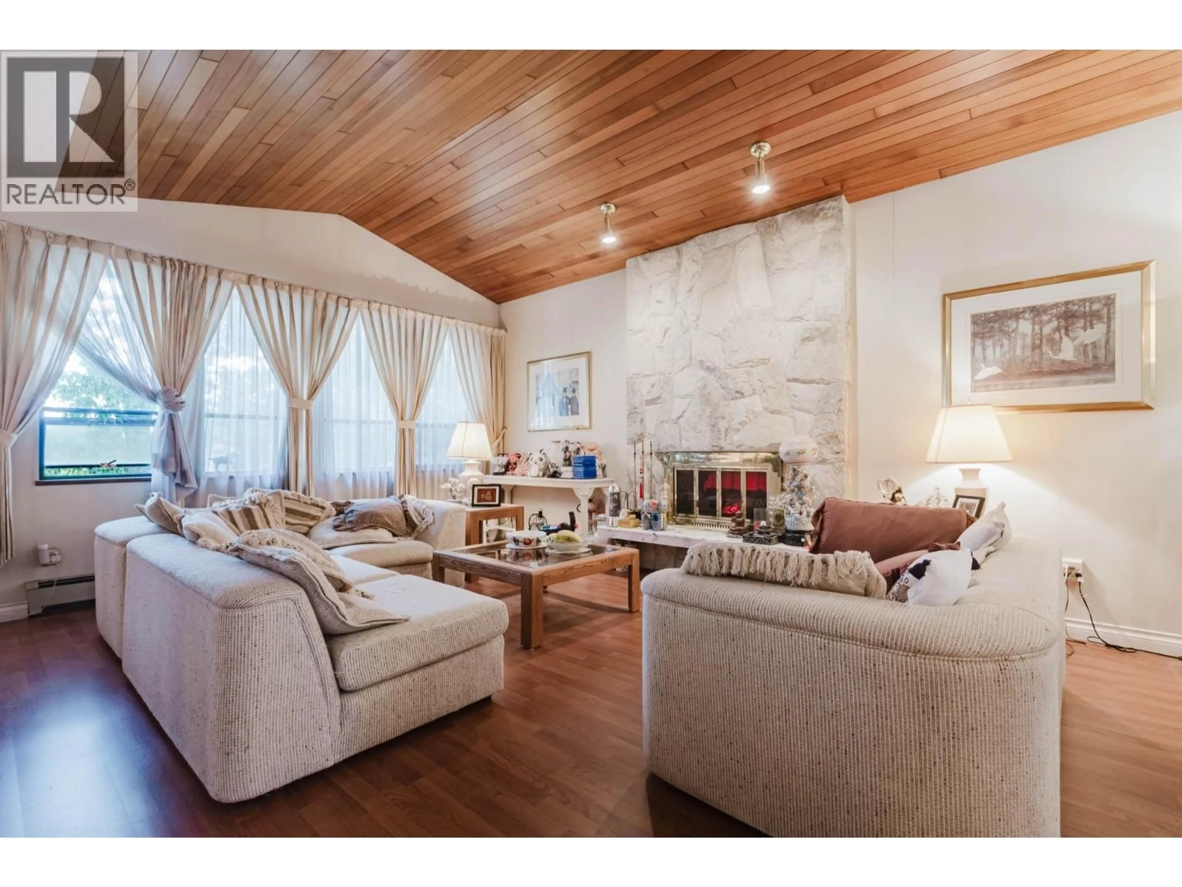 Living room with furniture, wood/laminate floor for 3230 GARDEN DRIVE, Vancouver British Columbia V5N4Y1