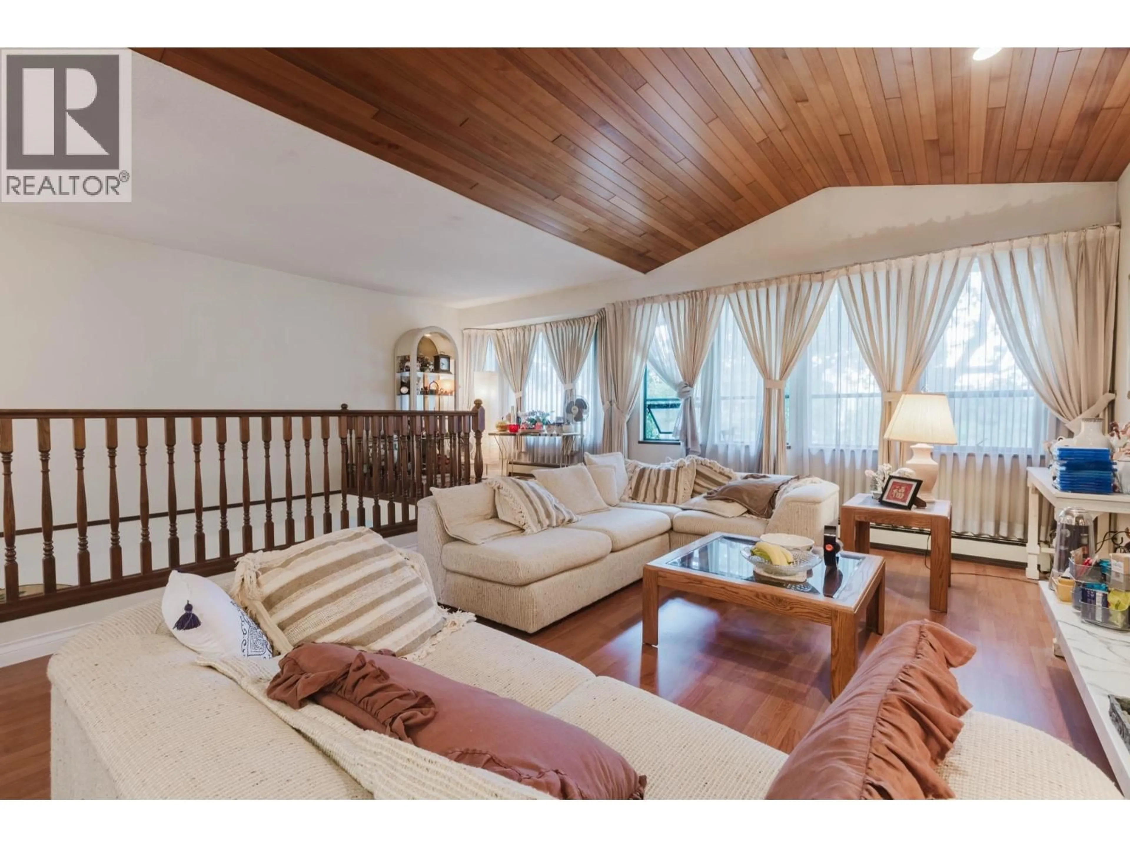 Living room with furniture, wood/laminate floor for 3230 GARDEN DRIVE, Vancouver British Columbia V5N4Y1