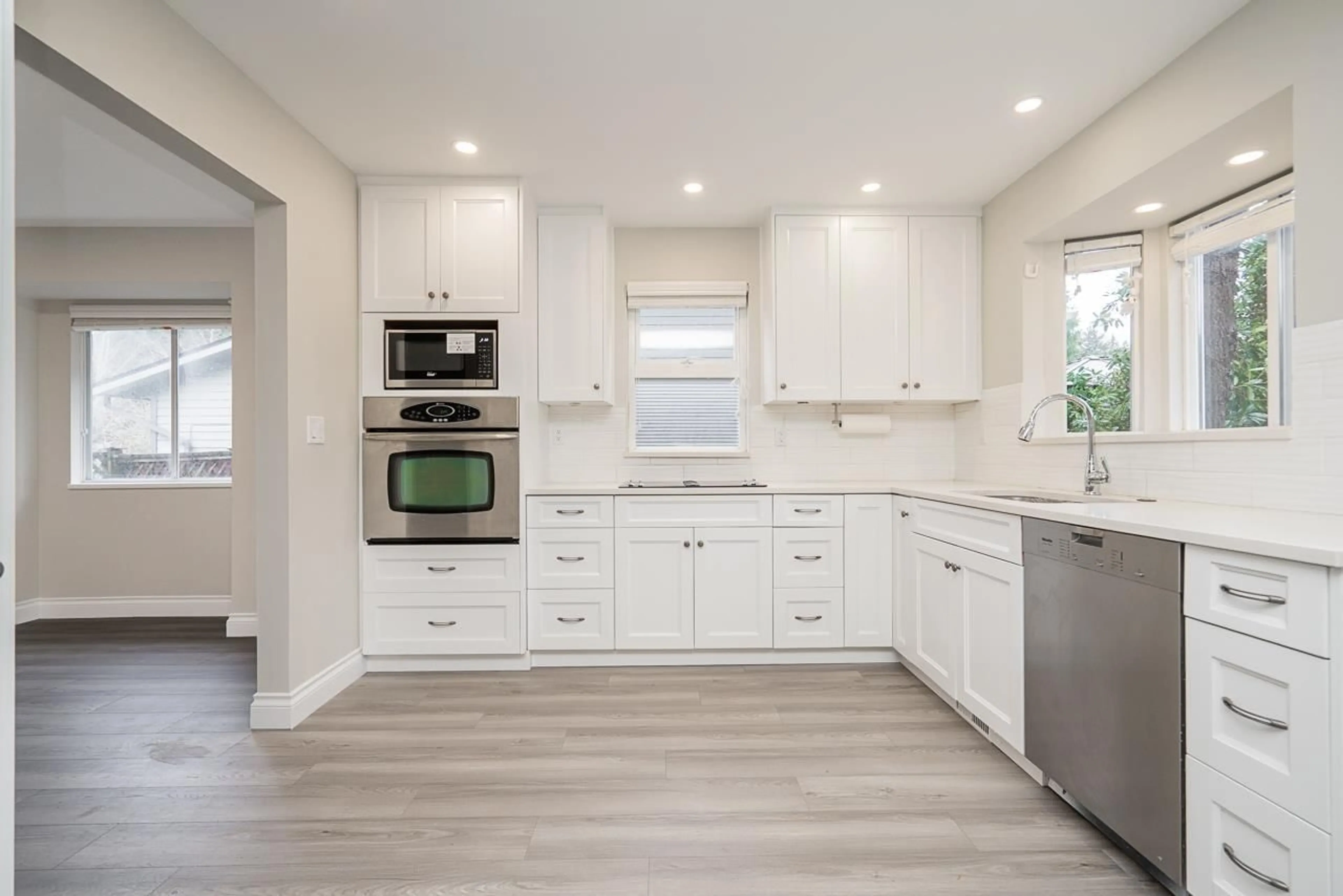 Open concept kitchen, unknown for 13015 SUMMERHILL CRESCENT, Surrey British Columbia V4A7T4