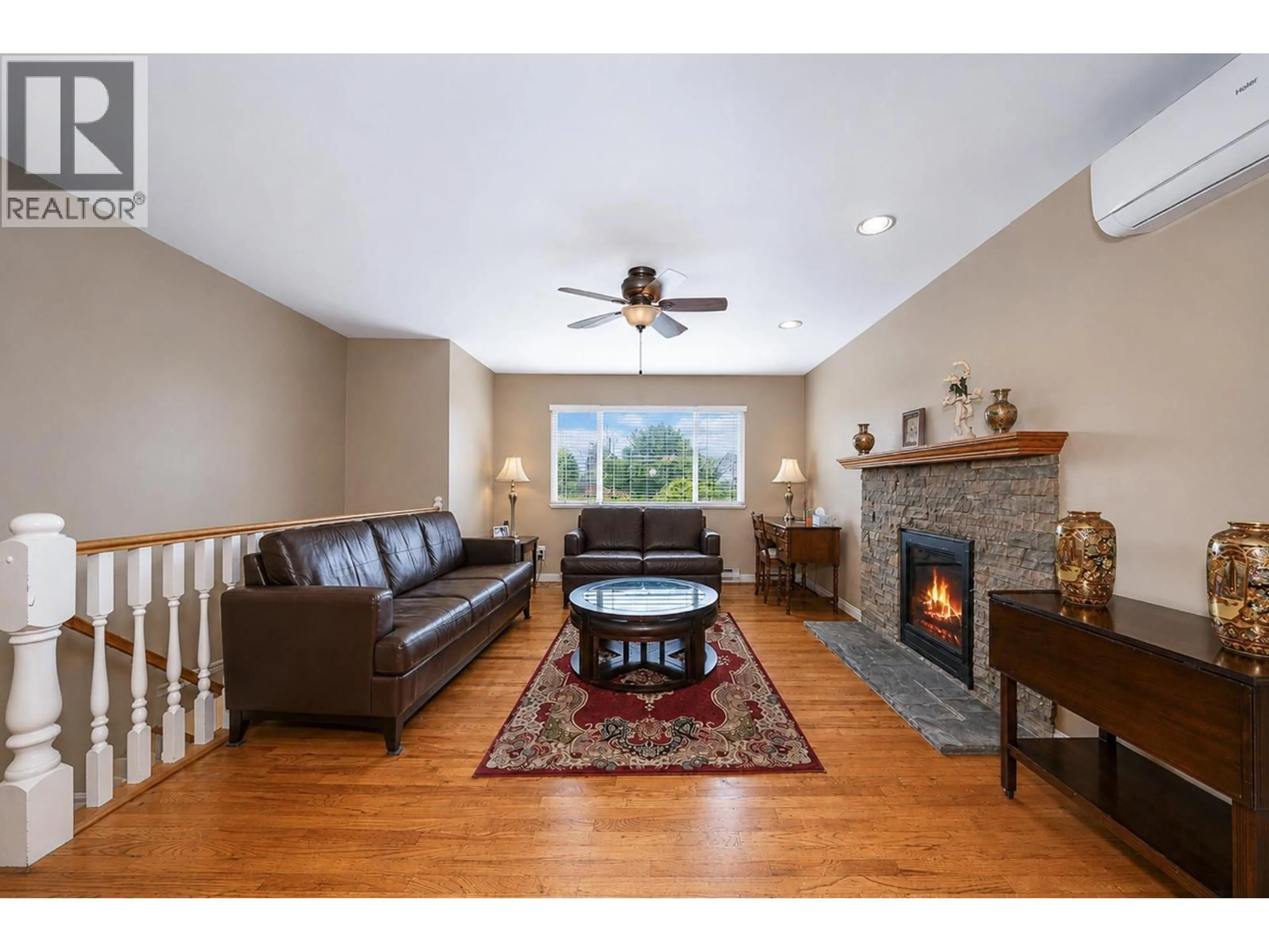 Living room with furniture, unknown for 772 APPLEYARD COURT, Port Moody British Columbia V3H3X1