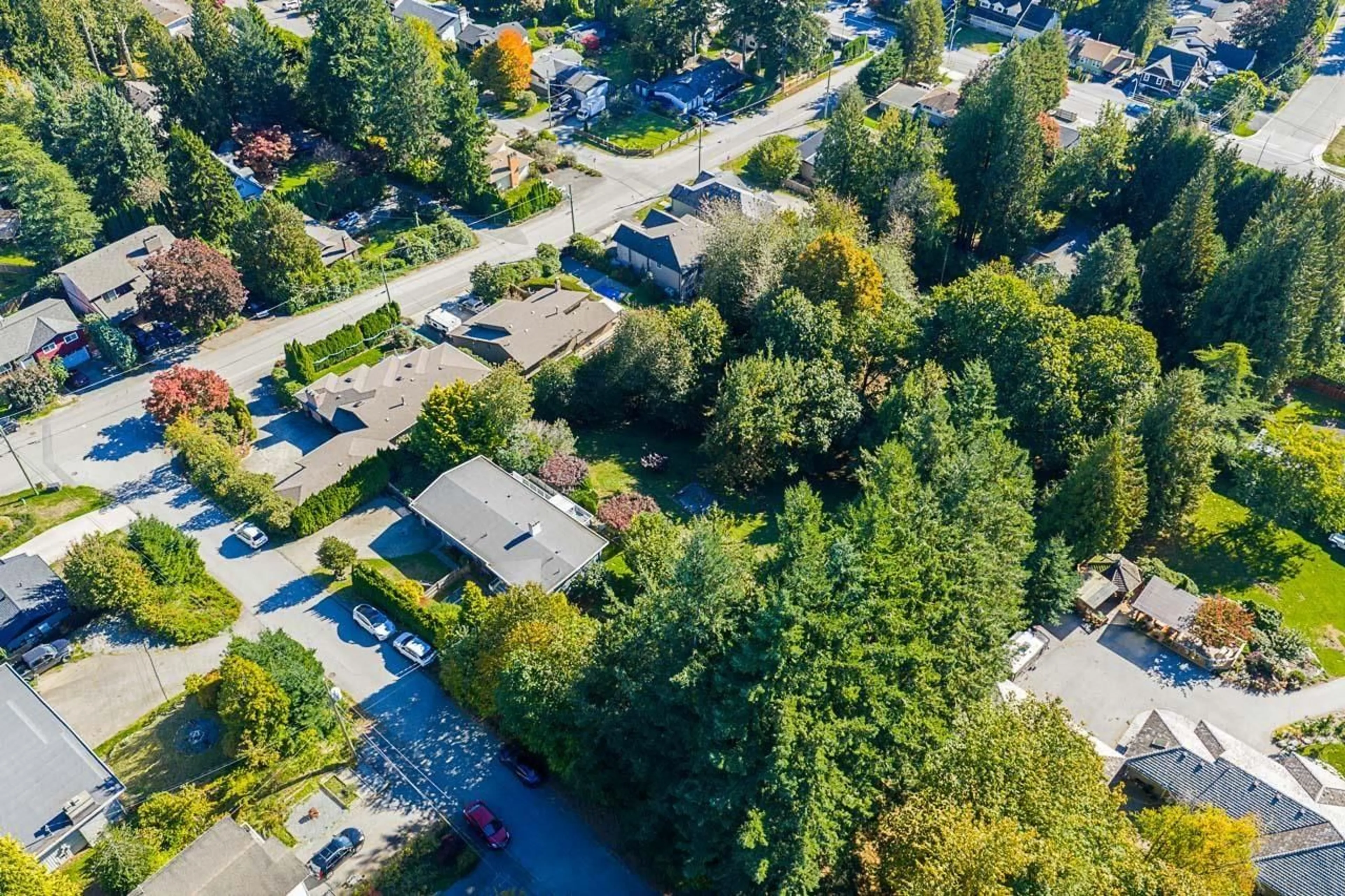 A pic from outside/outdoor area/front of a property/back of a property/a pic from drone, street for 33172 HILL AVENUE, Mission British Columbia V2V2R6