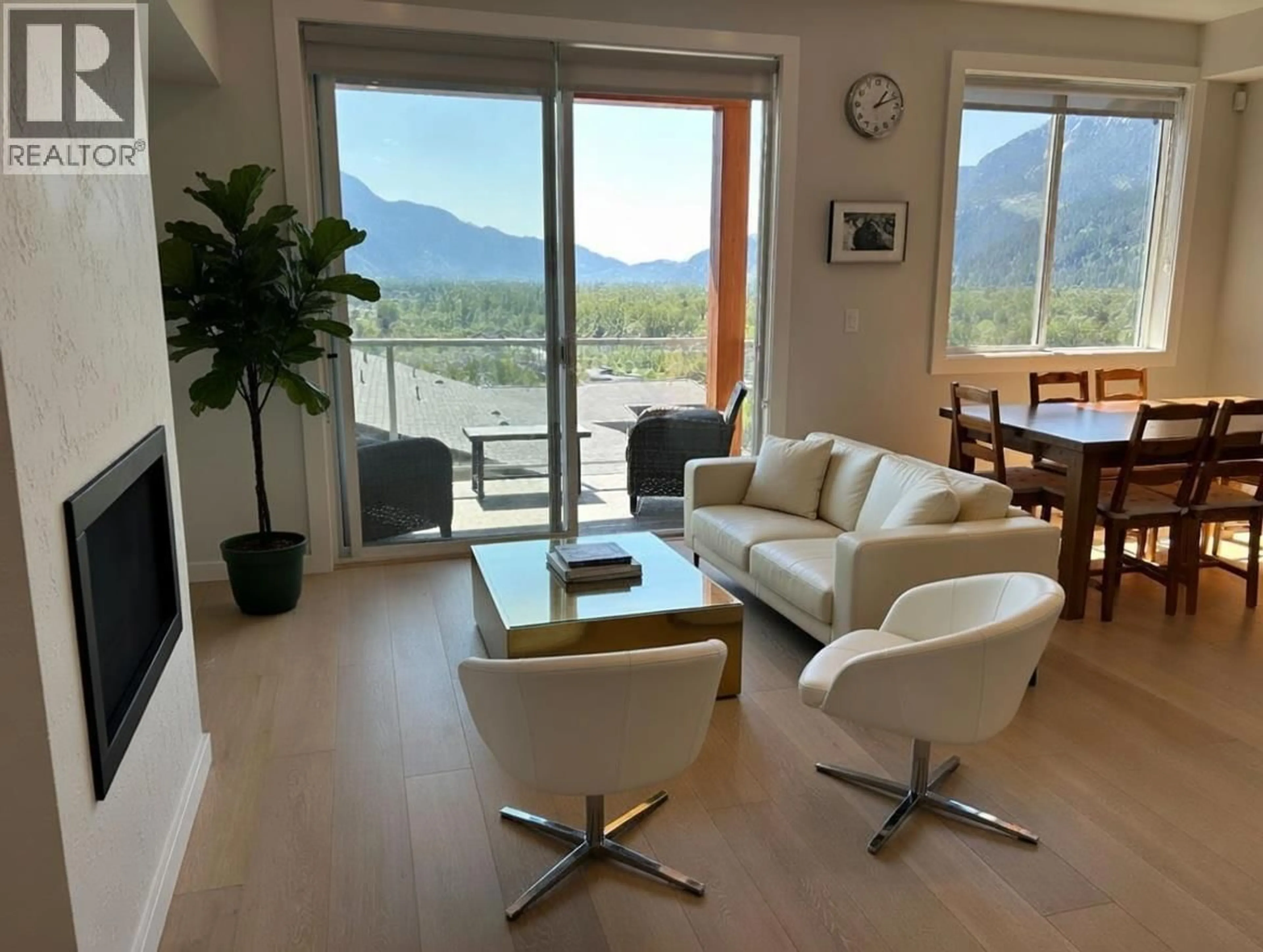 Living room with furniture, wood/laminate floor for 5 - 41365 SKYRIDGE PLACE, Squamish British Columbia V8B0Y6