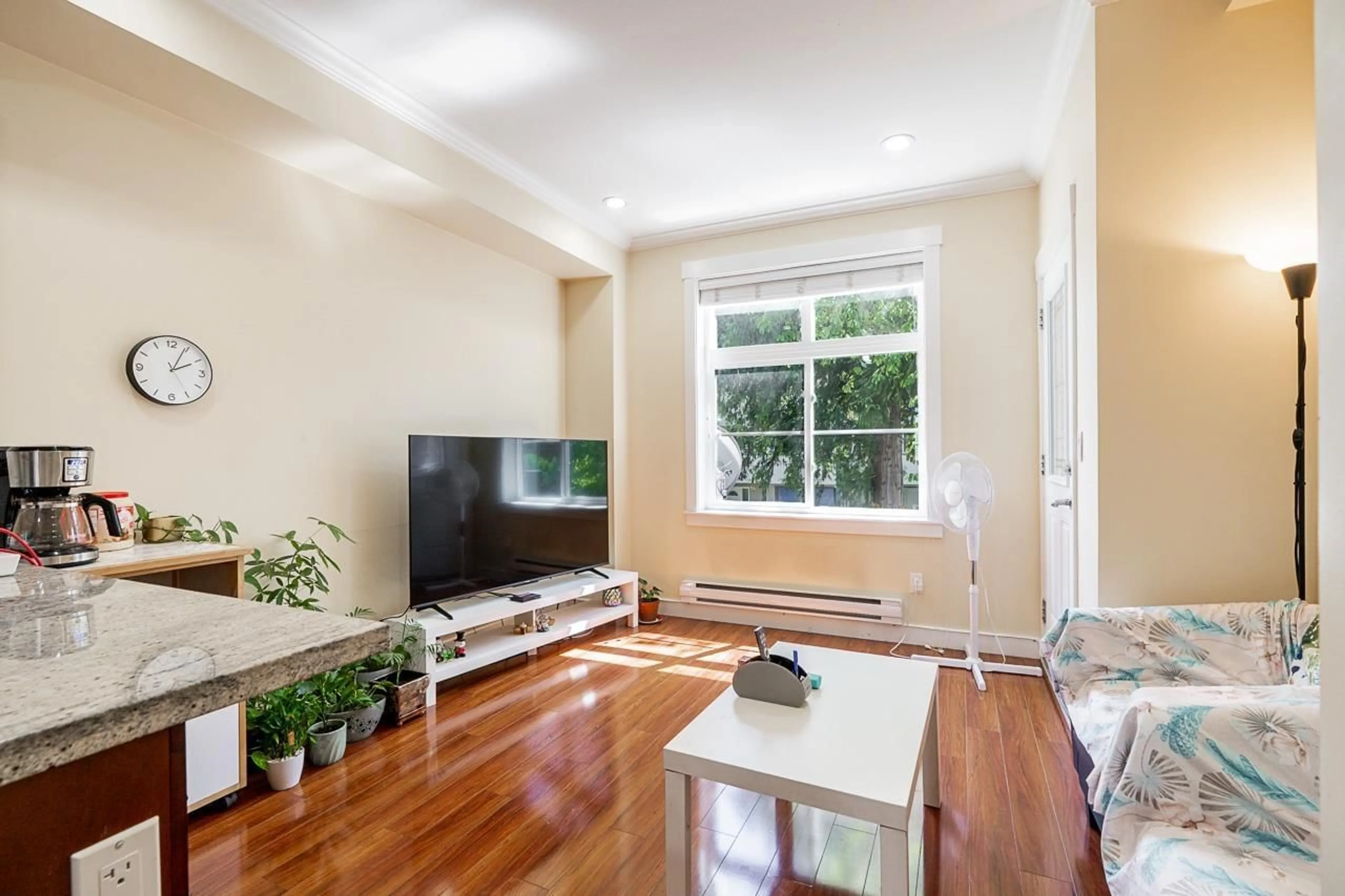 Living room with furniture, wood/laminate floor for 5 - 9405 121 STREET, Surrey British Columbia V3V0A9