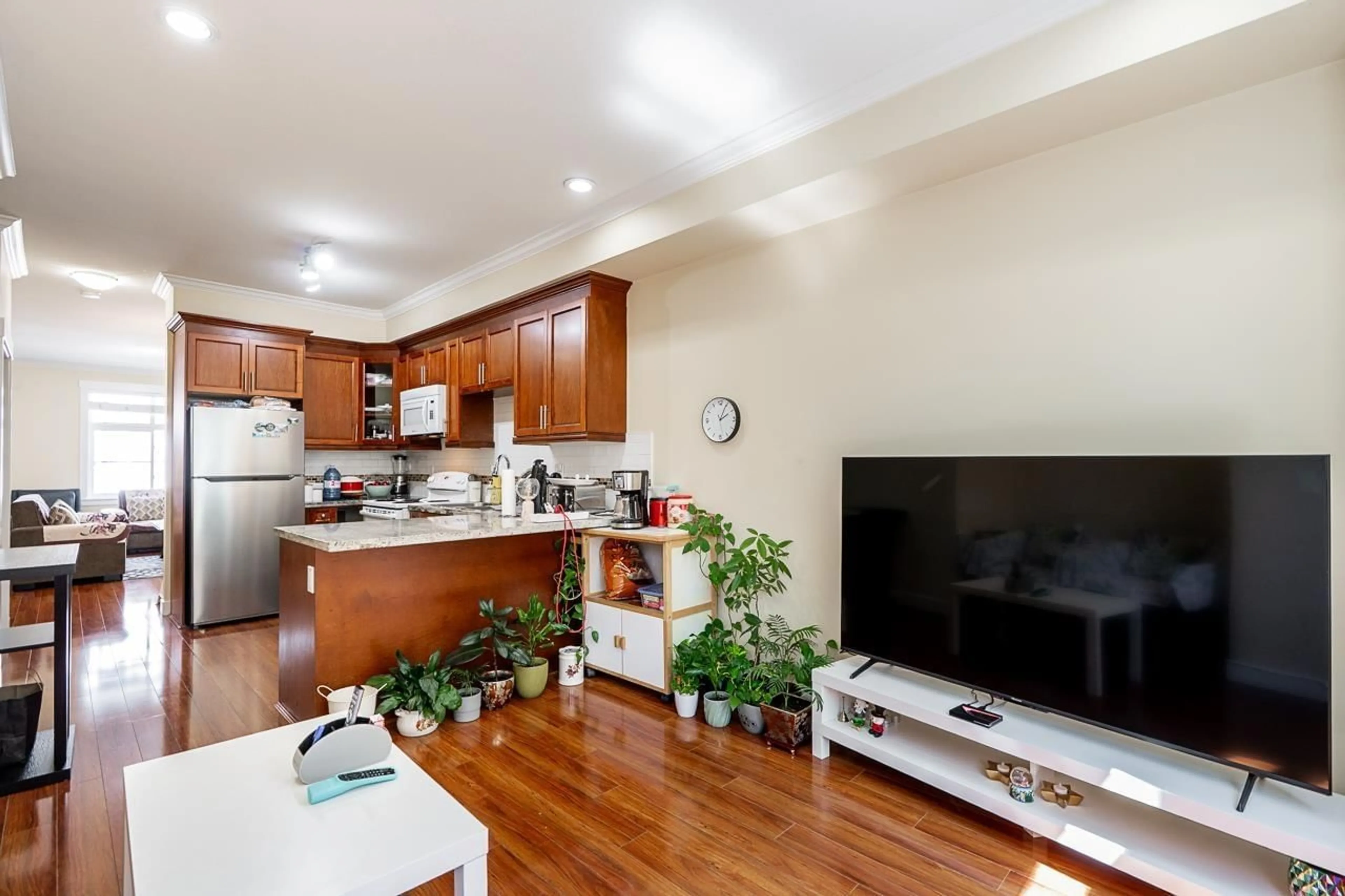 Living room with furniture, wood/laminate floor for 5 - 9405 121 STREET, Surrey British Columbia V3V0A9