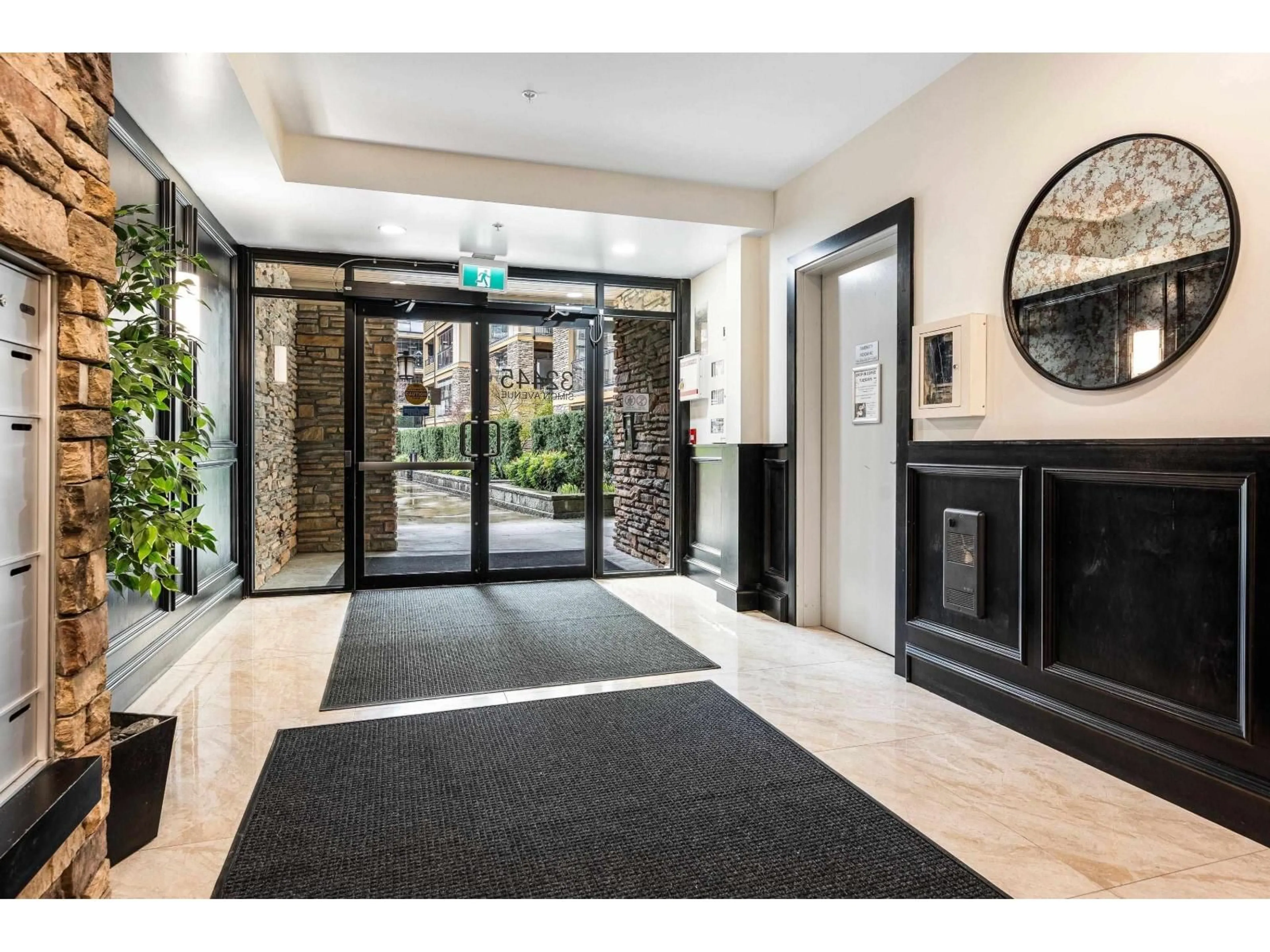 Indoor foyer for 104 - 32445 SIMON AVENUE, Abbotsford British Columbia V2T3R7