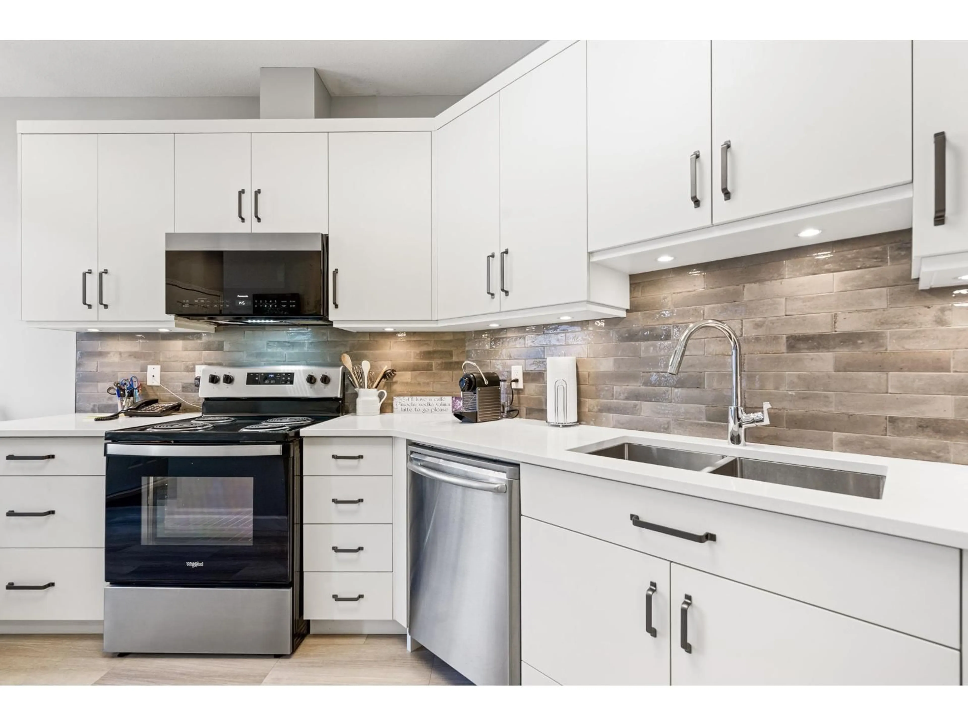 Open concept kitchen, ceramic/tile floor for 35 - 16325 82 AVENUE, Surrey British Columbia V4N0P5
