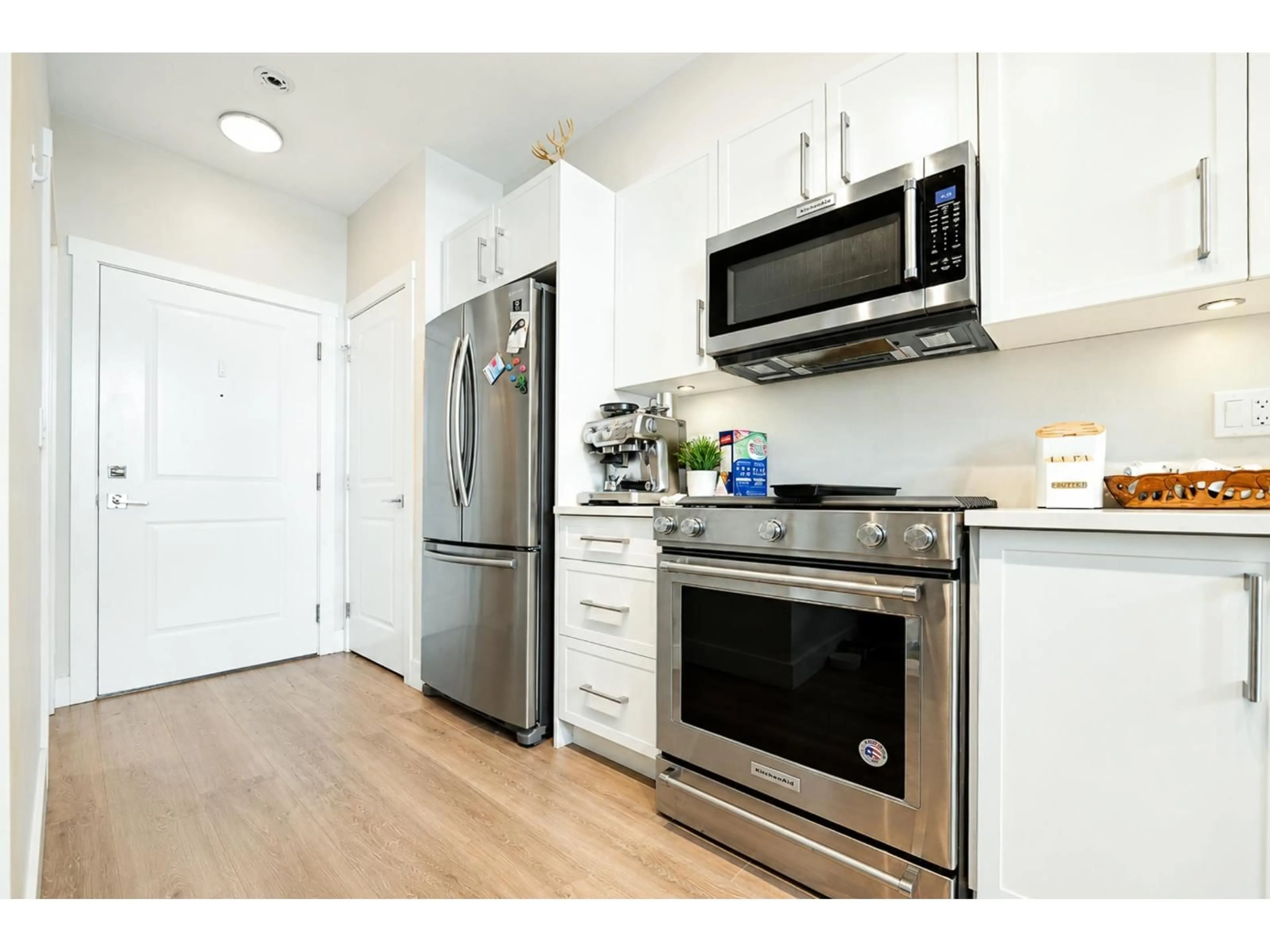 Standard kitchen, wood/laminate floor for 412 - 22136 49 AVENUE, Langley British Columbia V3A0M8