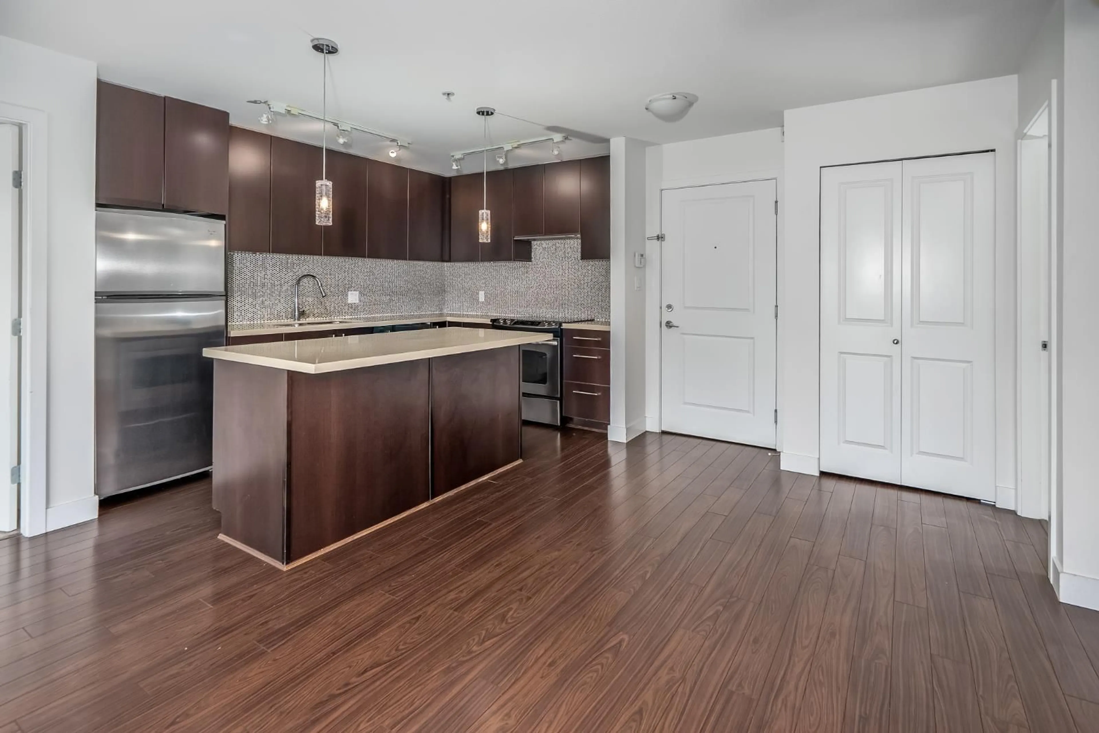 Open concept kitchen, wood/laminate floor for 406 - 15735 CROYDON DRIVE, Surrey British Columbia V3Z2L5