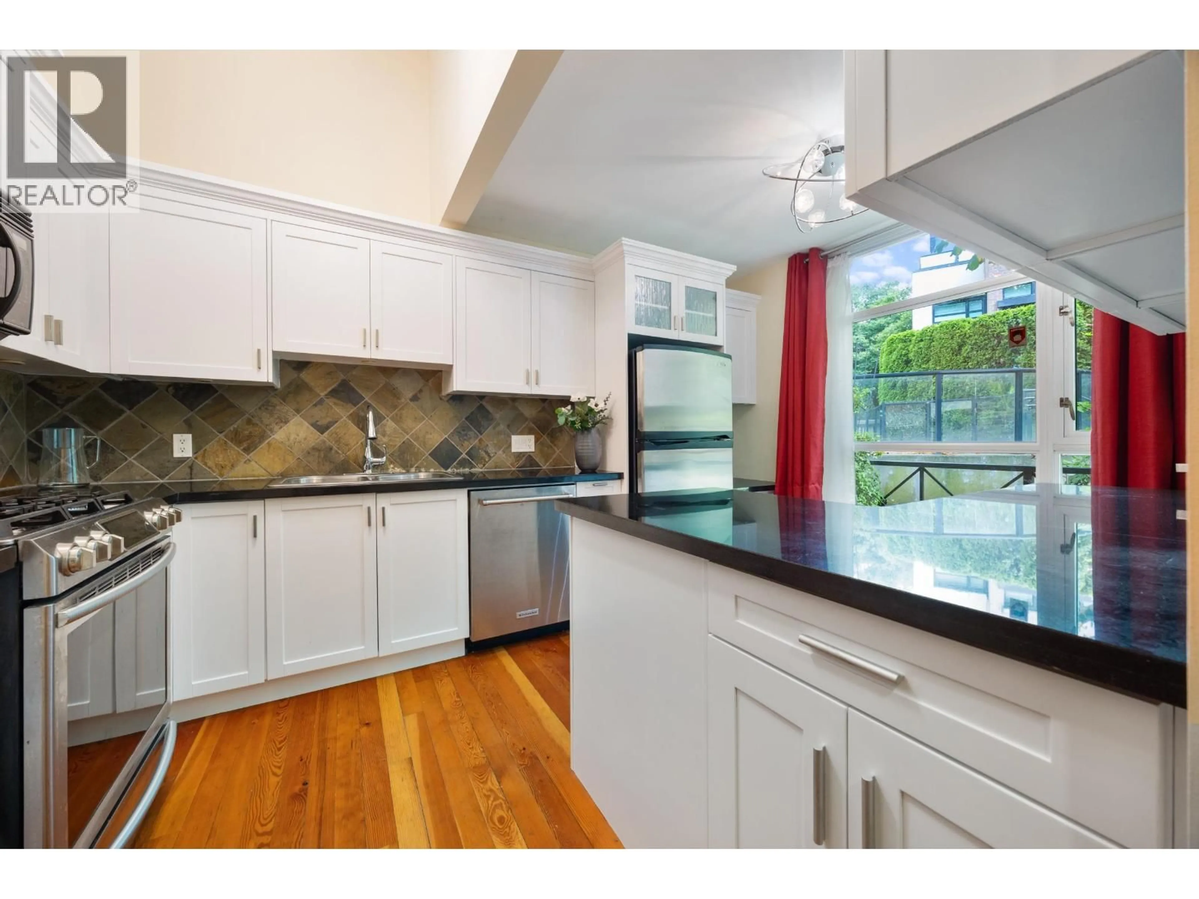 Unknown for 114 - 8 RENAISSANCE SQUARE, New Westminster British Columbia V3M7A9