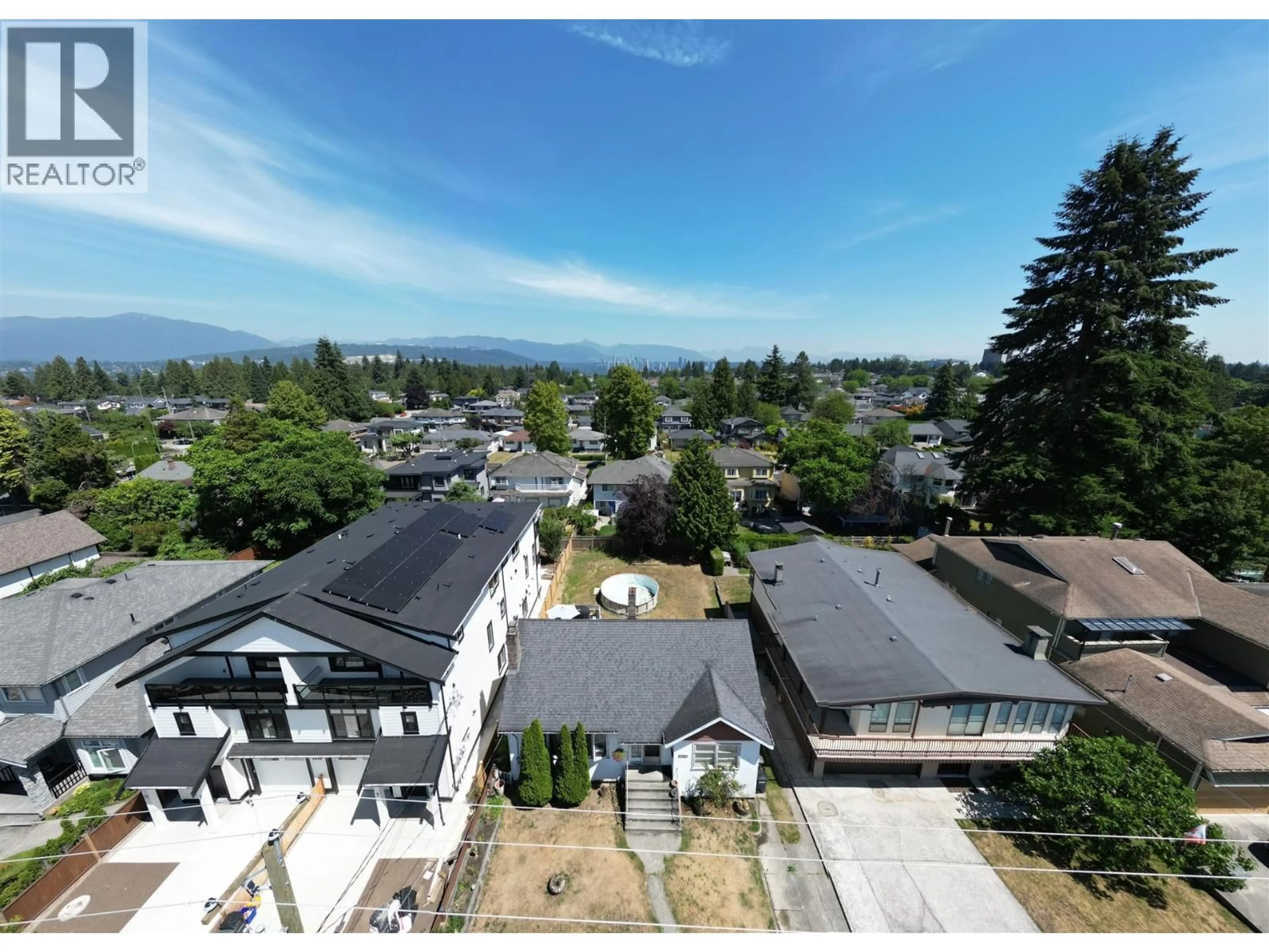 A pic from outside/outdoor area/front of a property/back of a property/a pic from drone, mountain view for 6678 WALKER AVENUE, Burnaby British Columbia V5E3B9