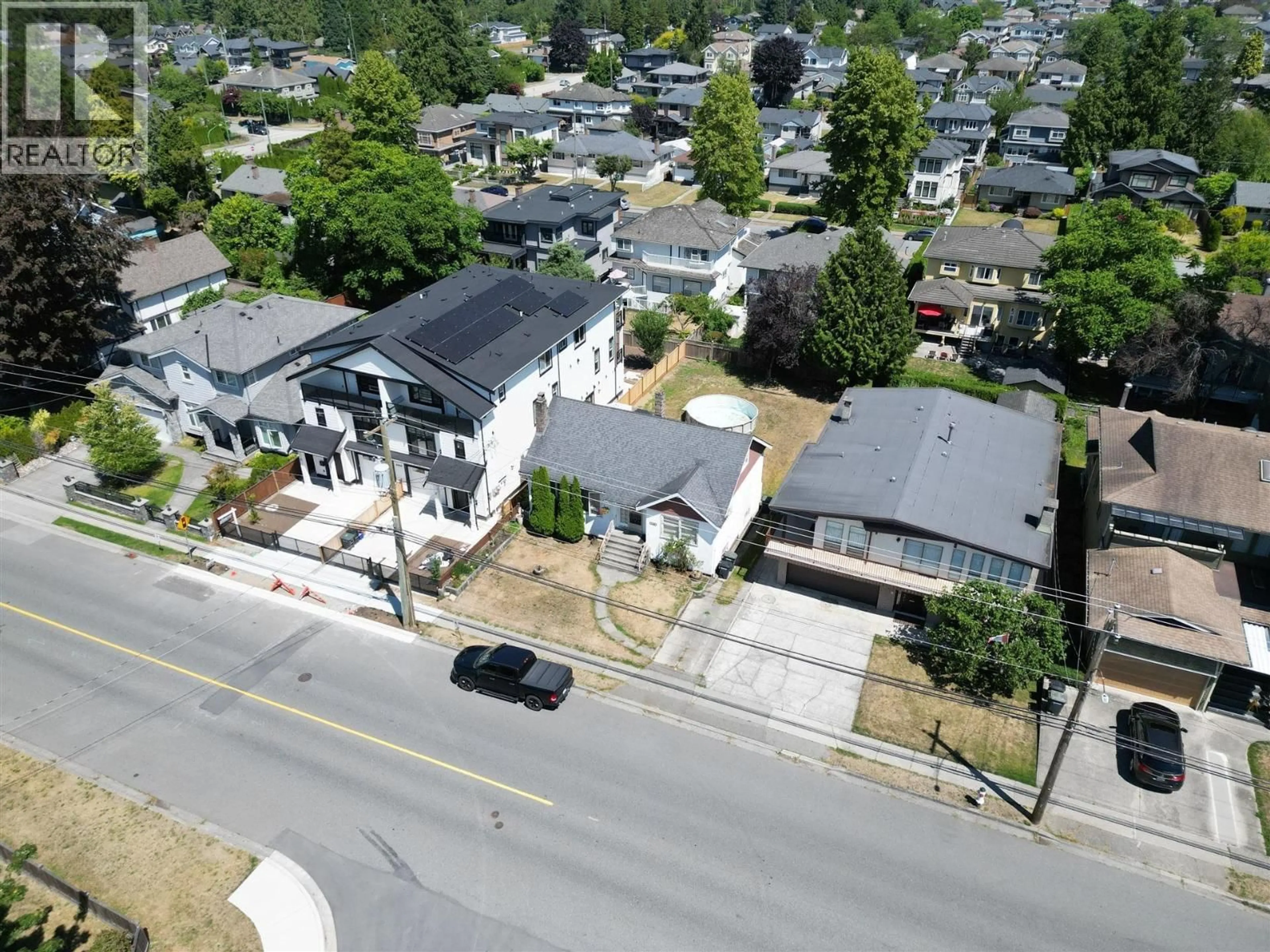 A pic from outside/outdoor area/front of a property/back of a property/a pic from drone, street for 6678 WALKER AVENUE, Burnaby British Columbia V5E3B9