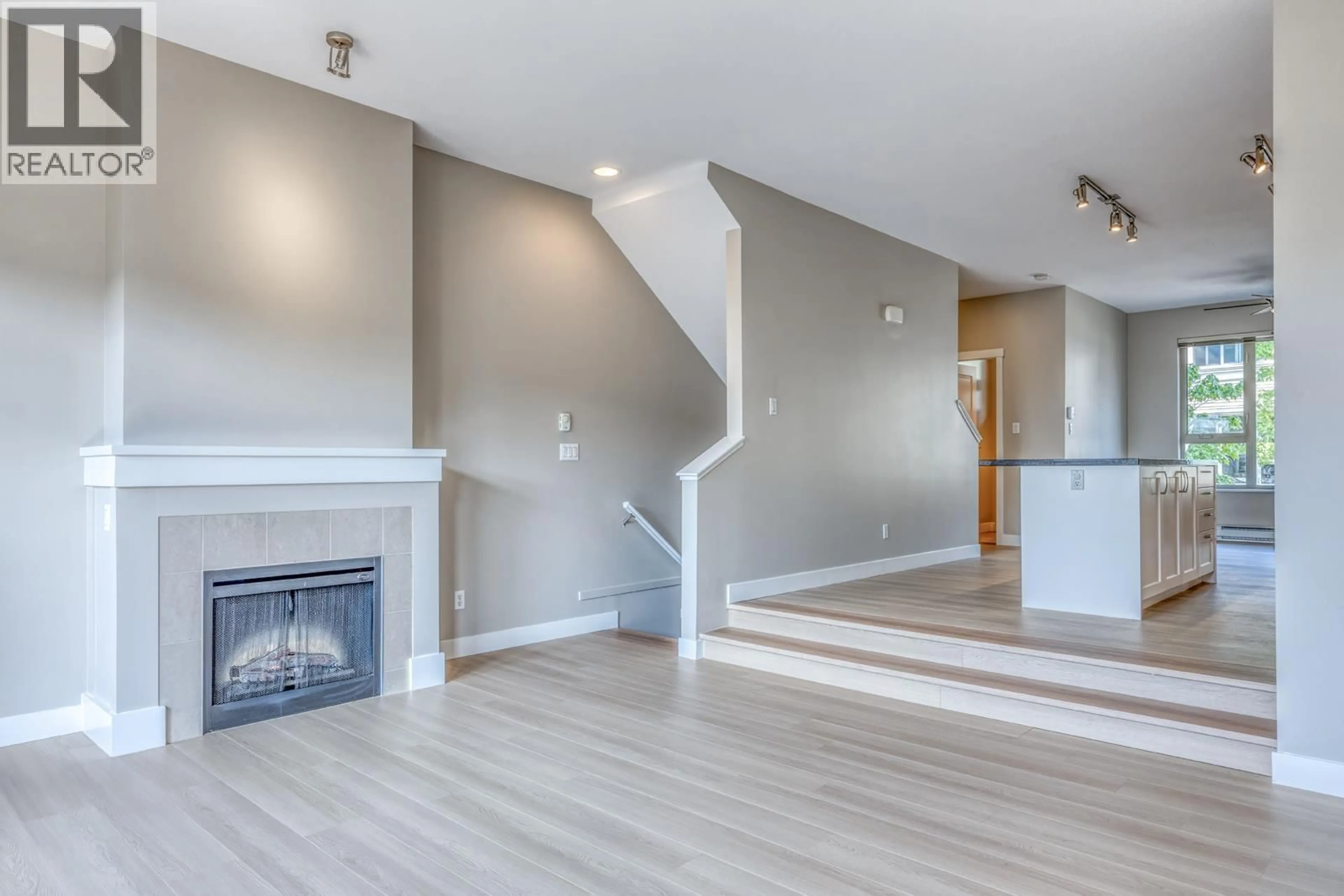 Living room with furniture, wood/laminate floor for 187 - 3105 DAYANEE SPRINGS BOULEVARD, Coquitlam British Columbia V3E0C2