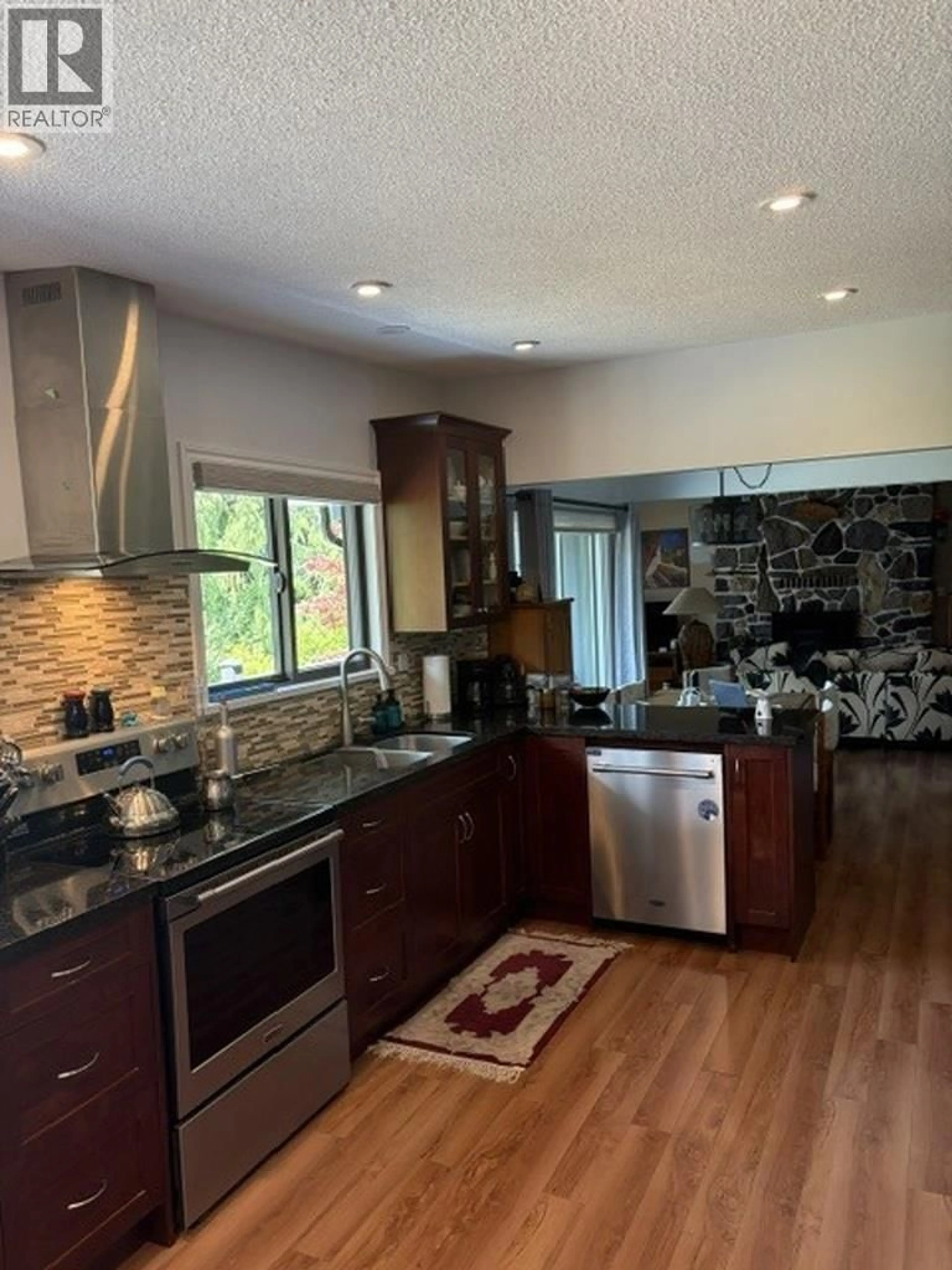 Open concept kitchen, ceramic/tile floor for 5350 BENNER ROAD, Sechelt British Columbia V7Z0G7
