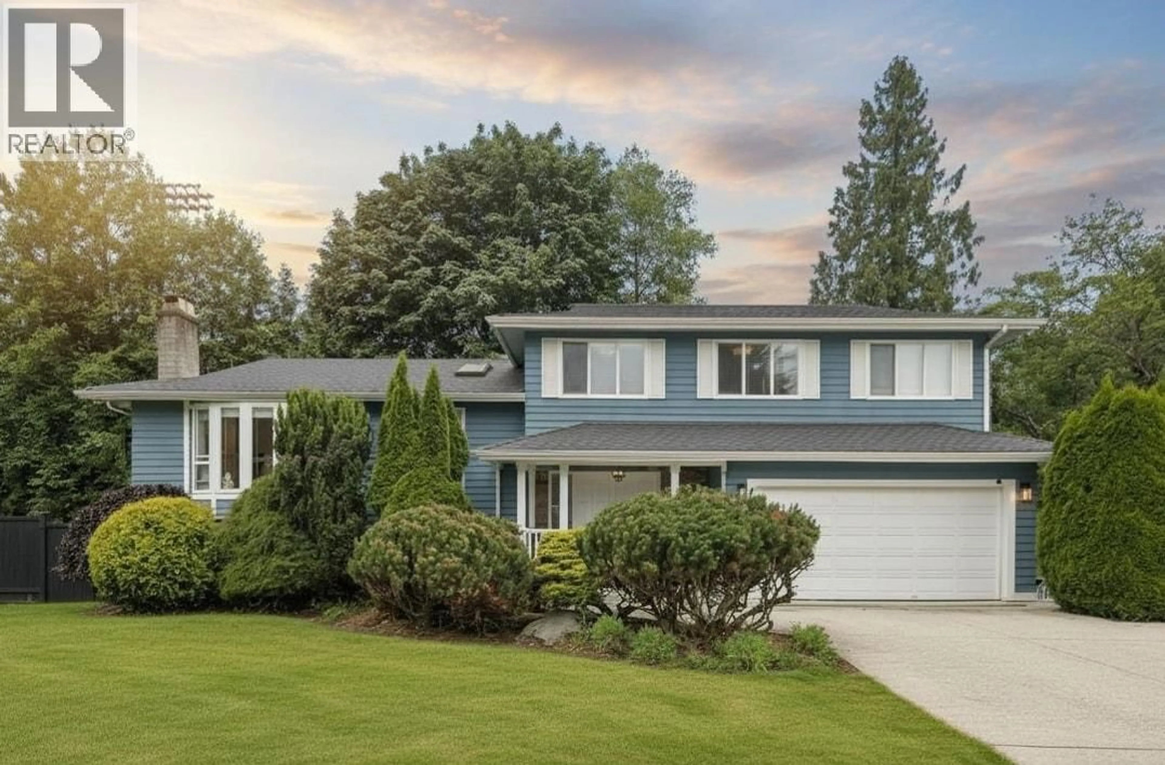 Home with vinyl exterior material, street for 808 SIGNAL COURT, Coquitlam British Columbia V3J7N7