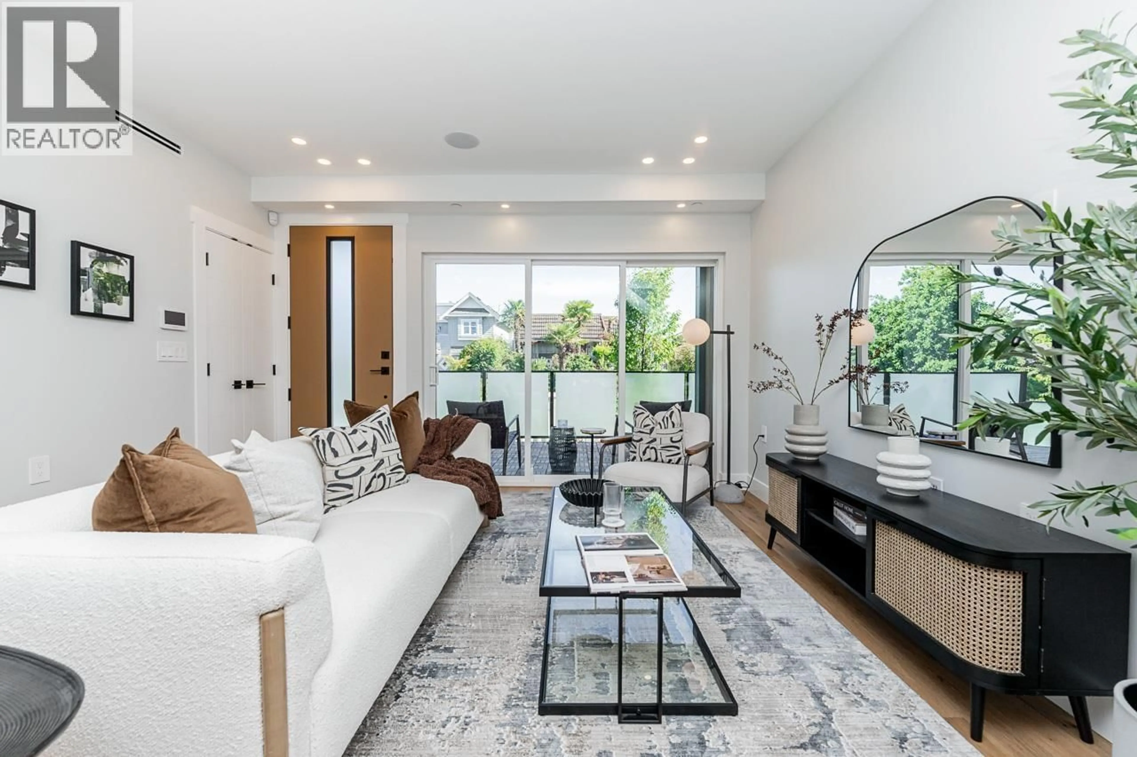Living room with furniture, unknown for 2 - 676 22ND AVENUE, Vancouver British Columbia V5V1V4