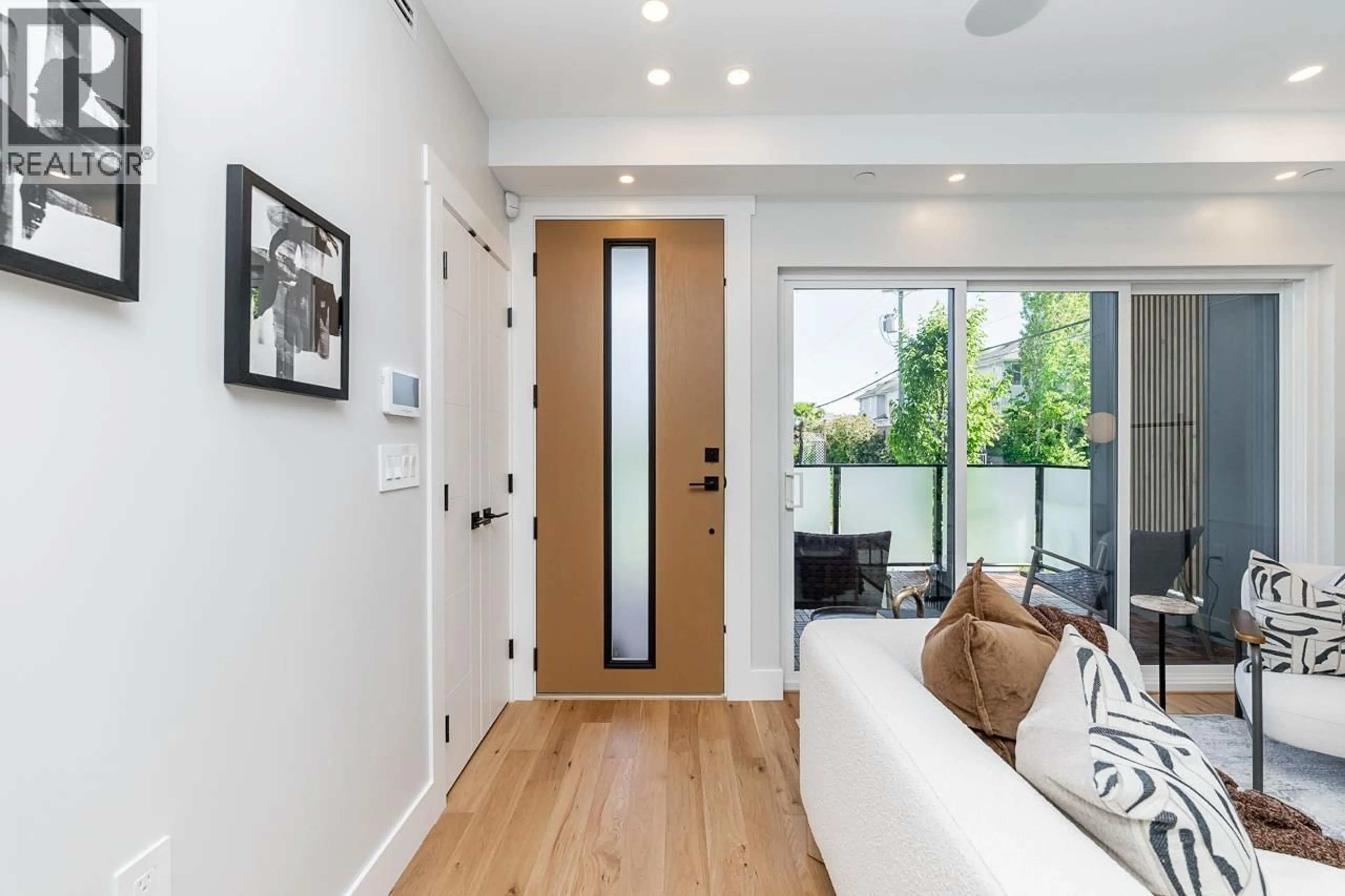 Indoor entryway for 2 - 676 22ND AVENUE, Vancouver British Columbia V5V1V4