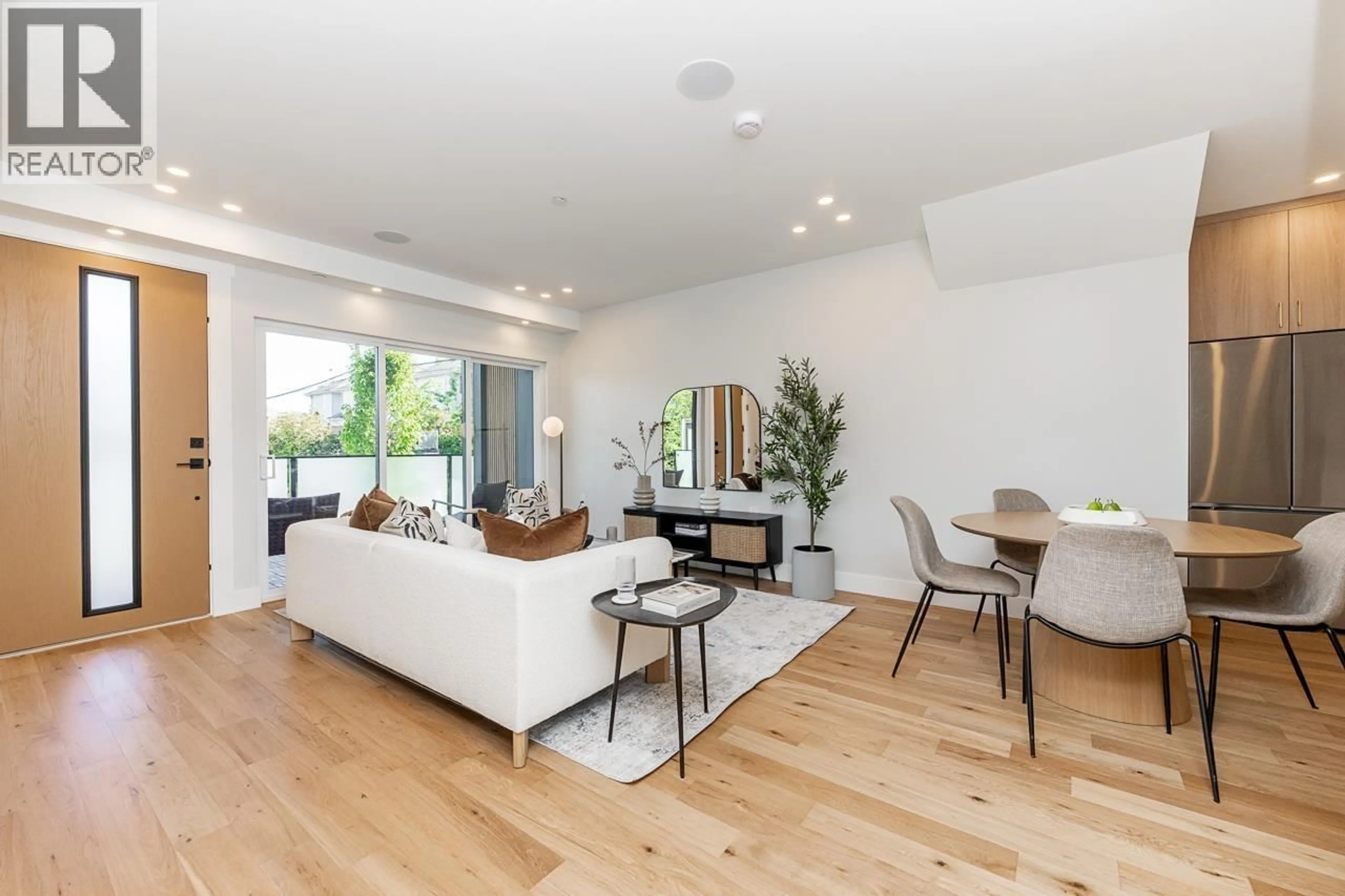 Living room with furniture, wood/laminate floor for 2 - 676 22ND AVENUE, Vancouver British Columbia V5V1V4