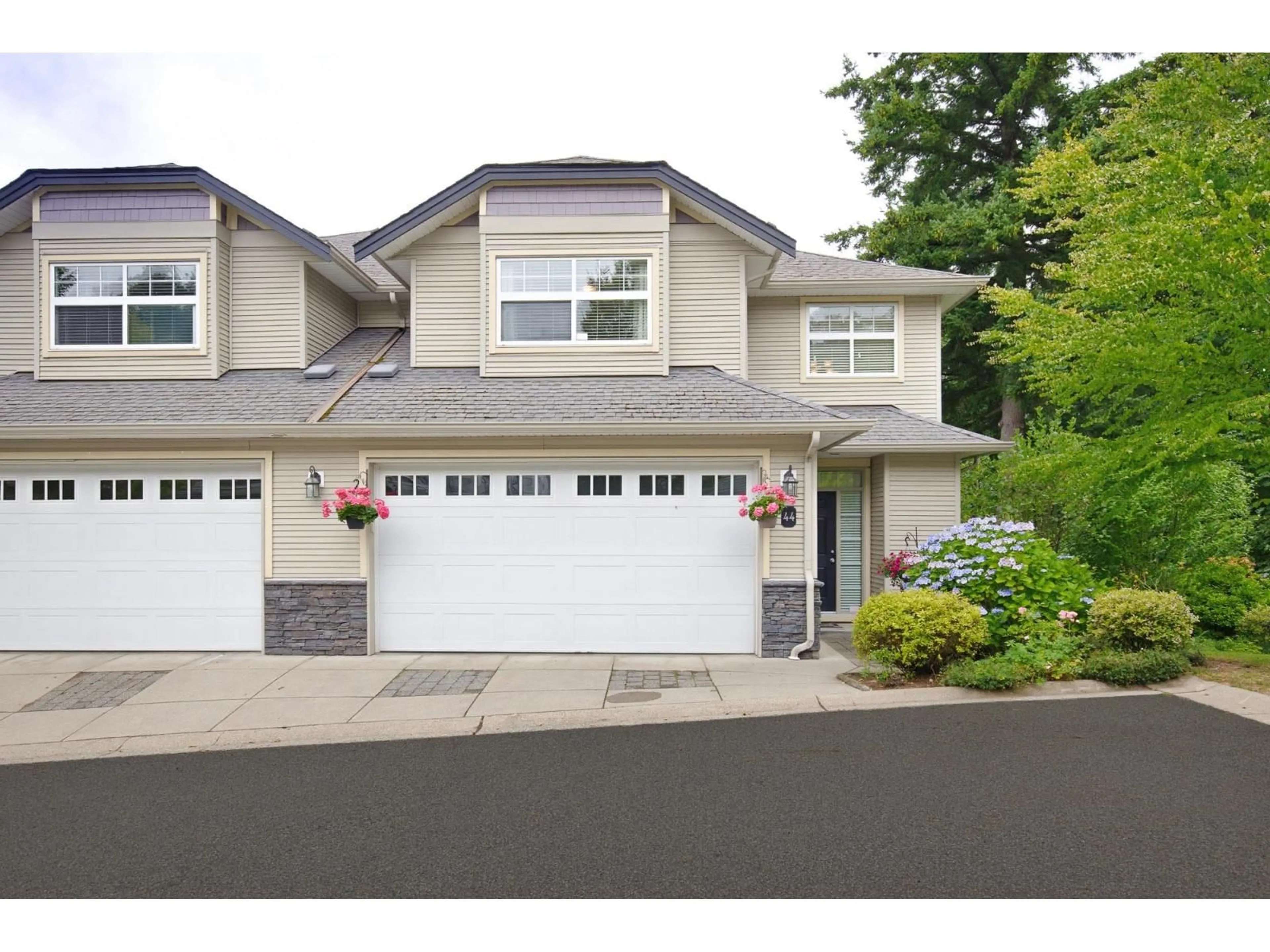 Home with vinyl exterior material, street for 44 - 36260 MCKEE ROAD, Abbotsford British Columbia V3G0A9