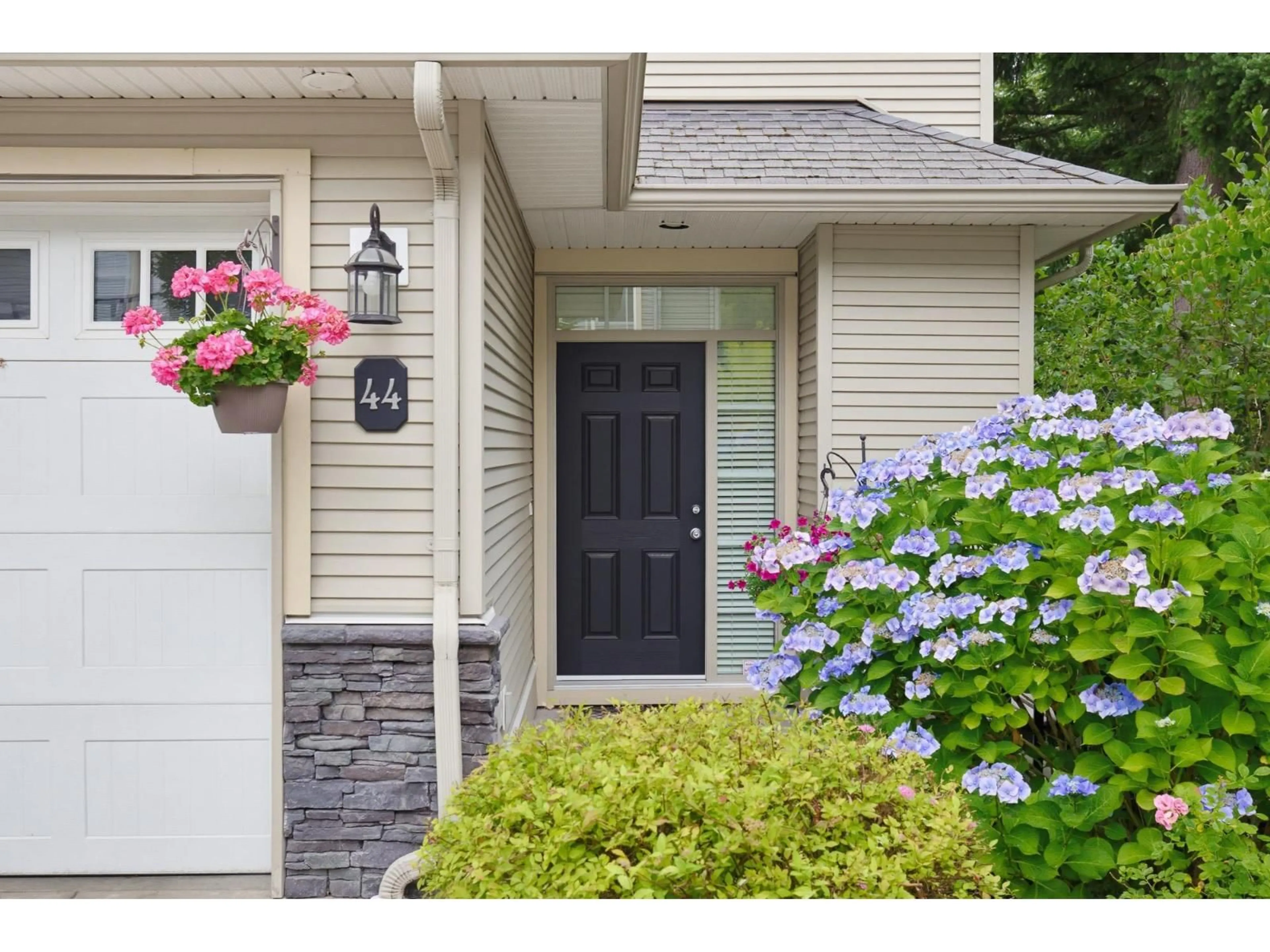 Home with vinyl exterior material, street for 44 - 36260 MCKEE ROAD, Abbotsford British Columbia V3G0A9