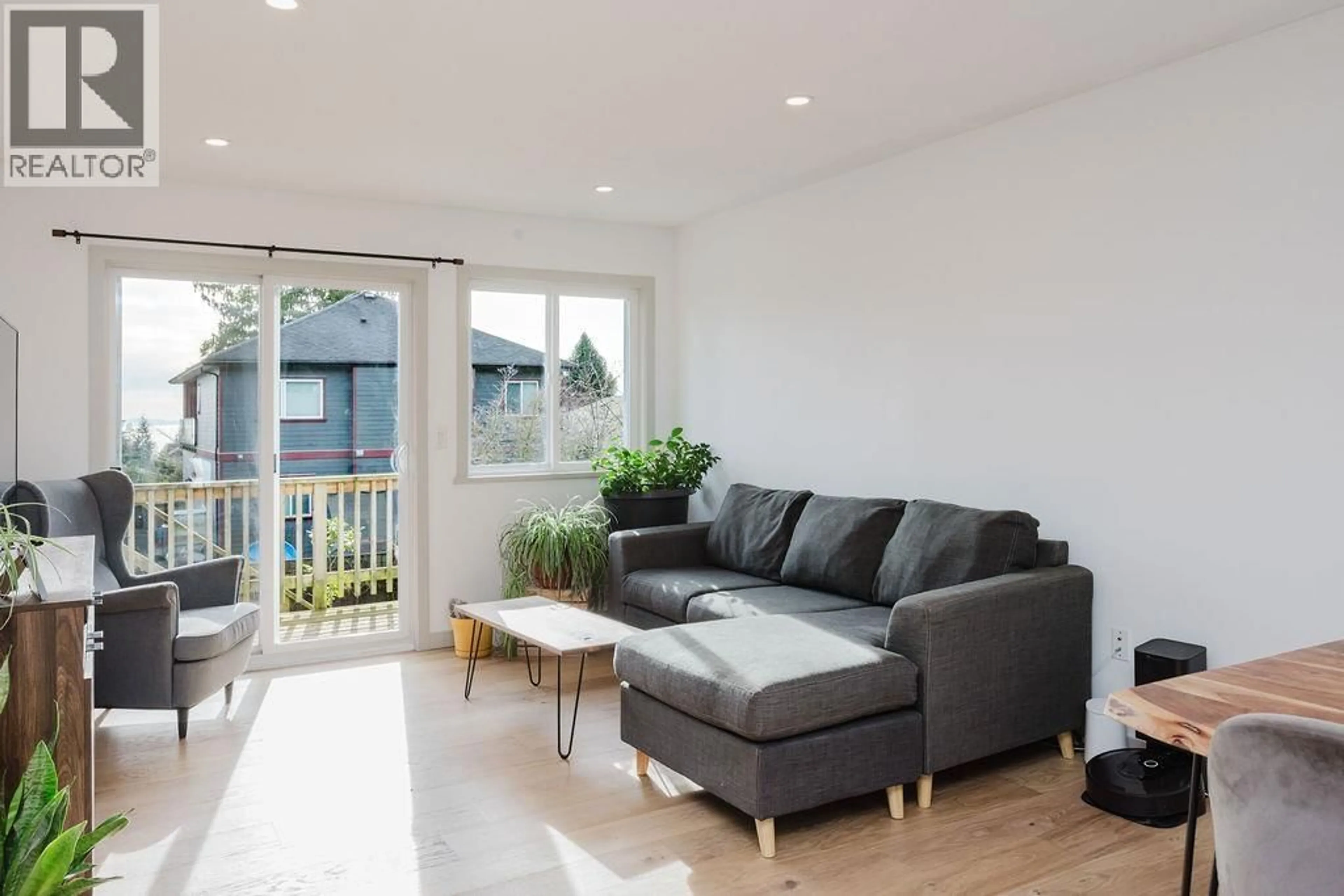 Living room with furniture, wood/laminate floor for 723 TRICKLEBROOK WAY, Gibsons British Columbia V0N1V9