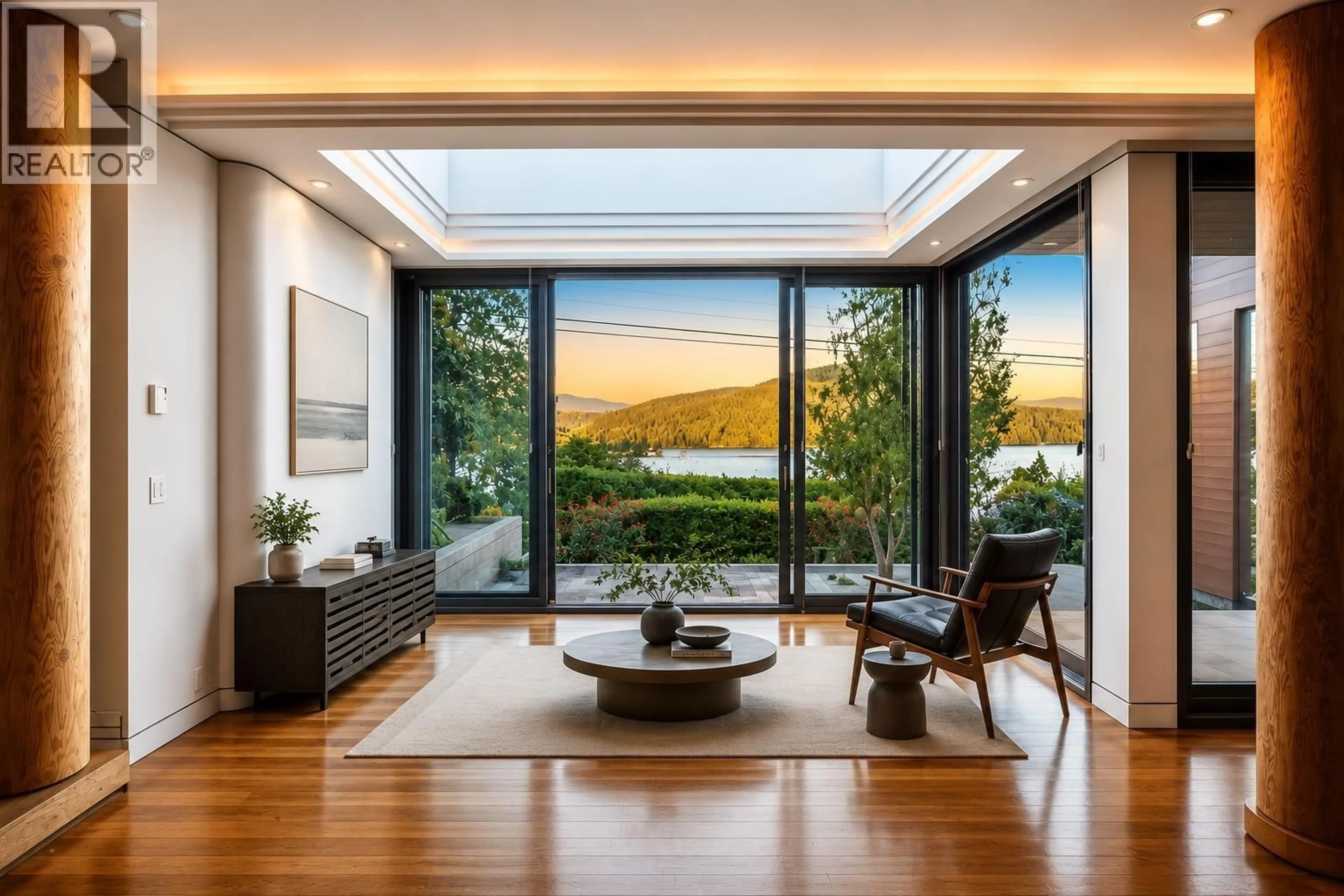 Indoor entryway for 687 BEACHVIEW DRIVE, North Vancouver British Columbia V7G1P8