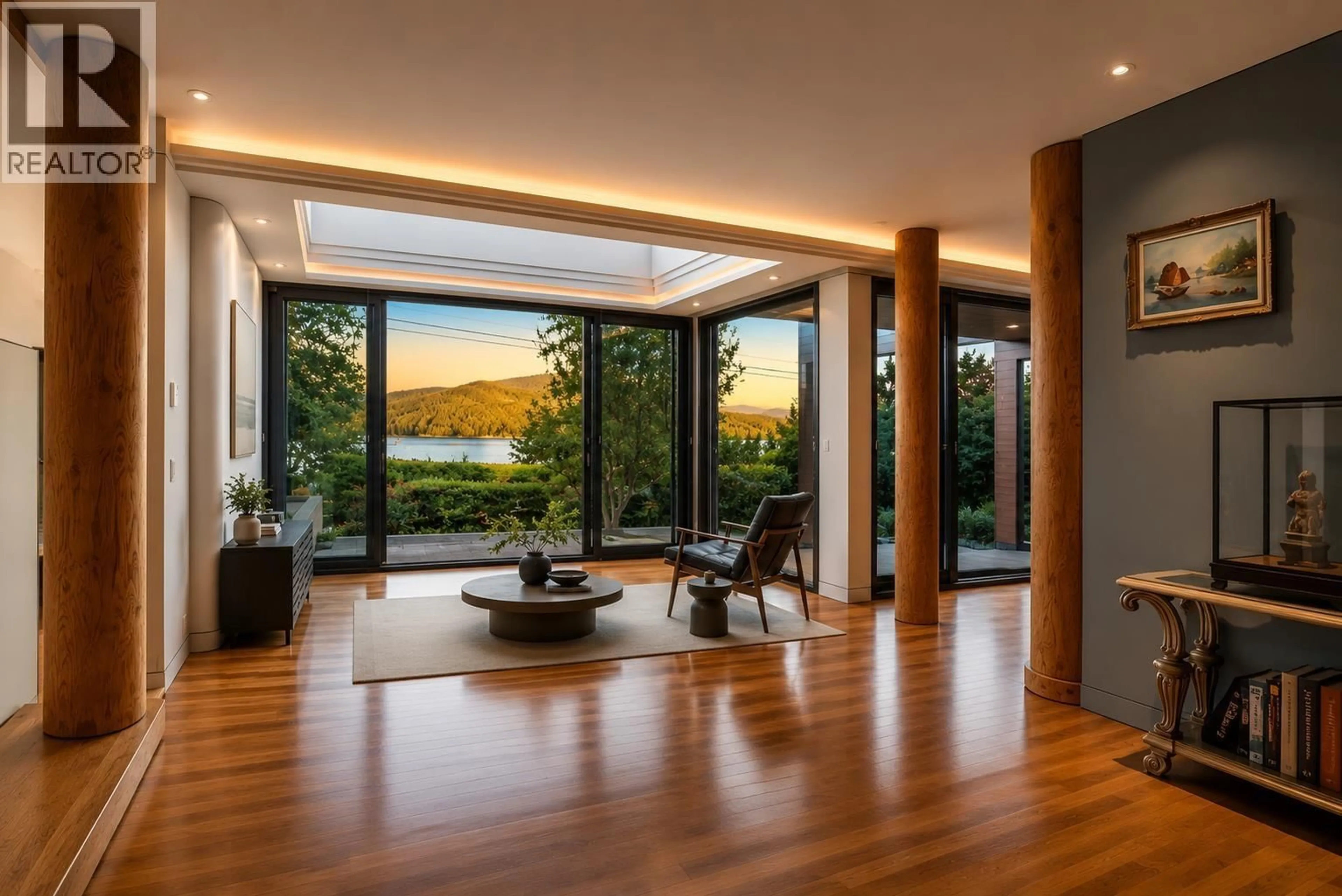 Indoor foyer for 687 BEACHVIEW DRIVE, North Vancouver British Columbia V7G1P8