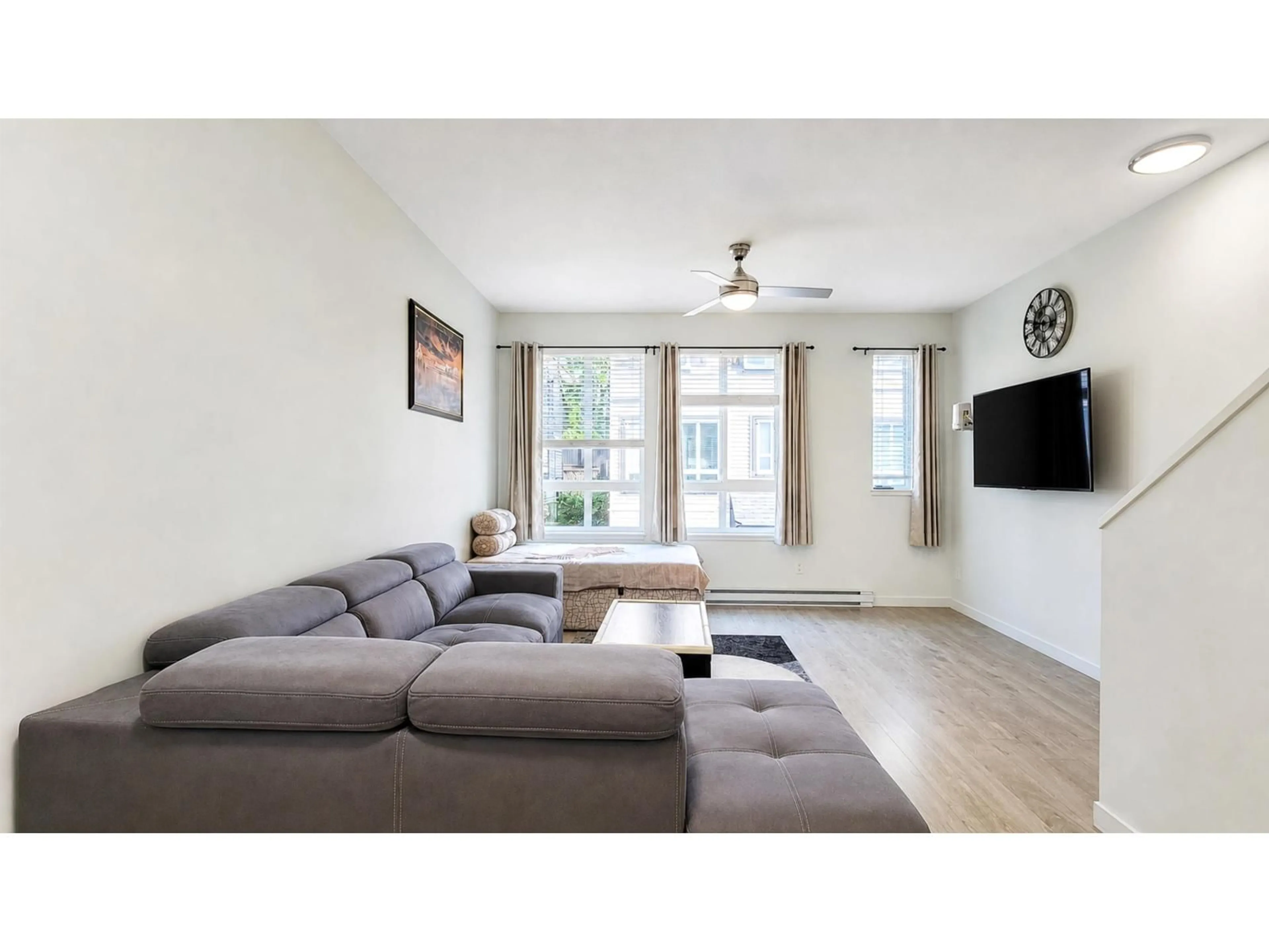 Living room with furniture, unknown for 35 - 14555 68 AVENUE, Surrey British Columbia V3S2A8