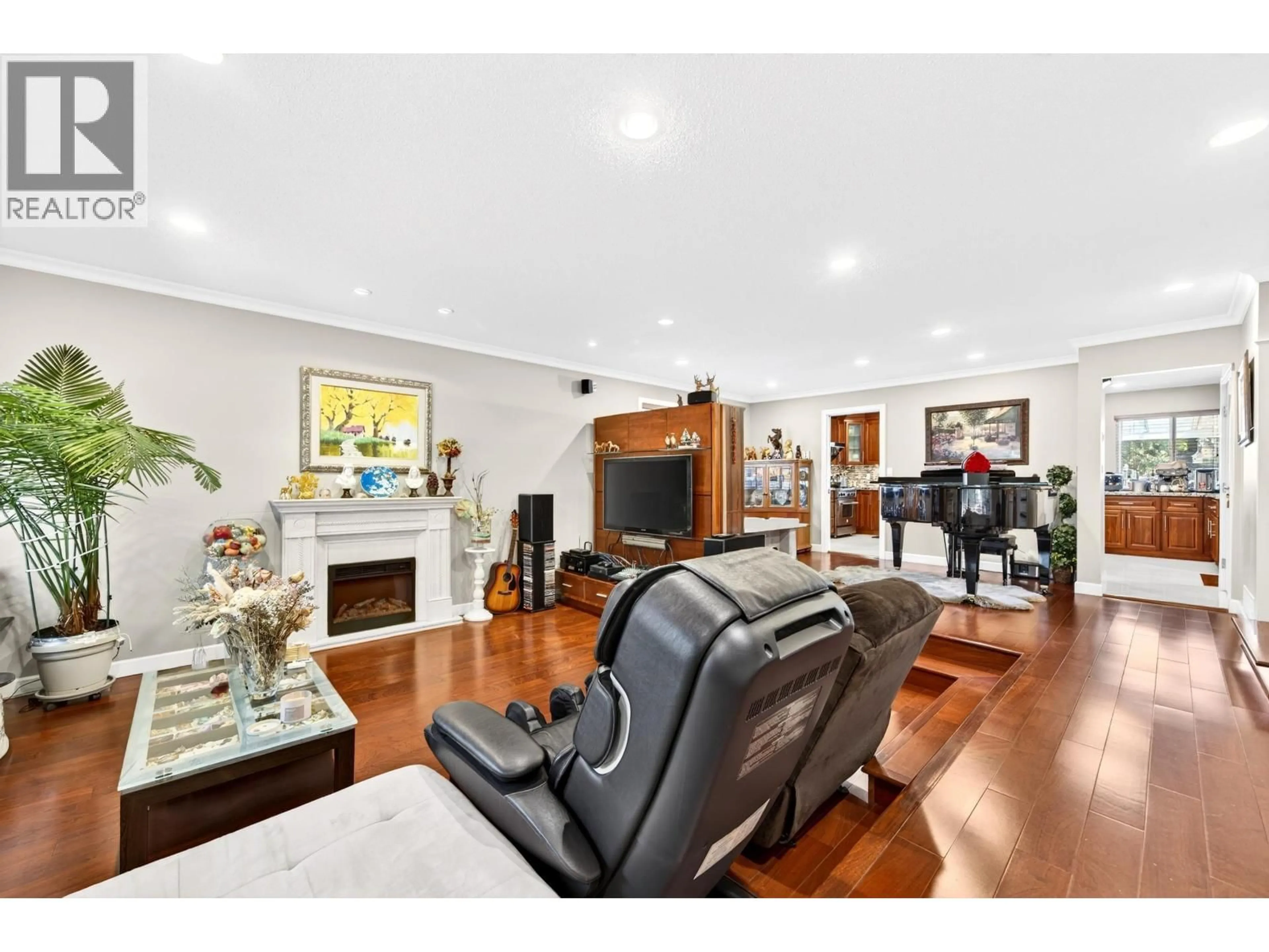 Living room with furniture, wood/laminate floor for 3152 LANCASTER PLACE, Port Coquitlam British Columbia V3C3J7