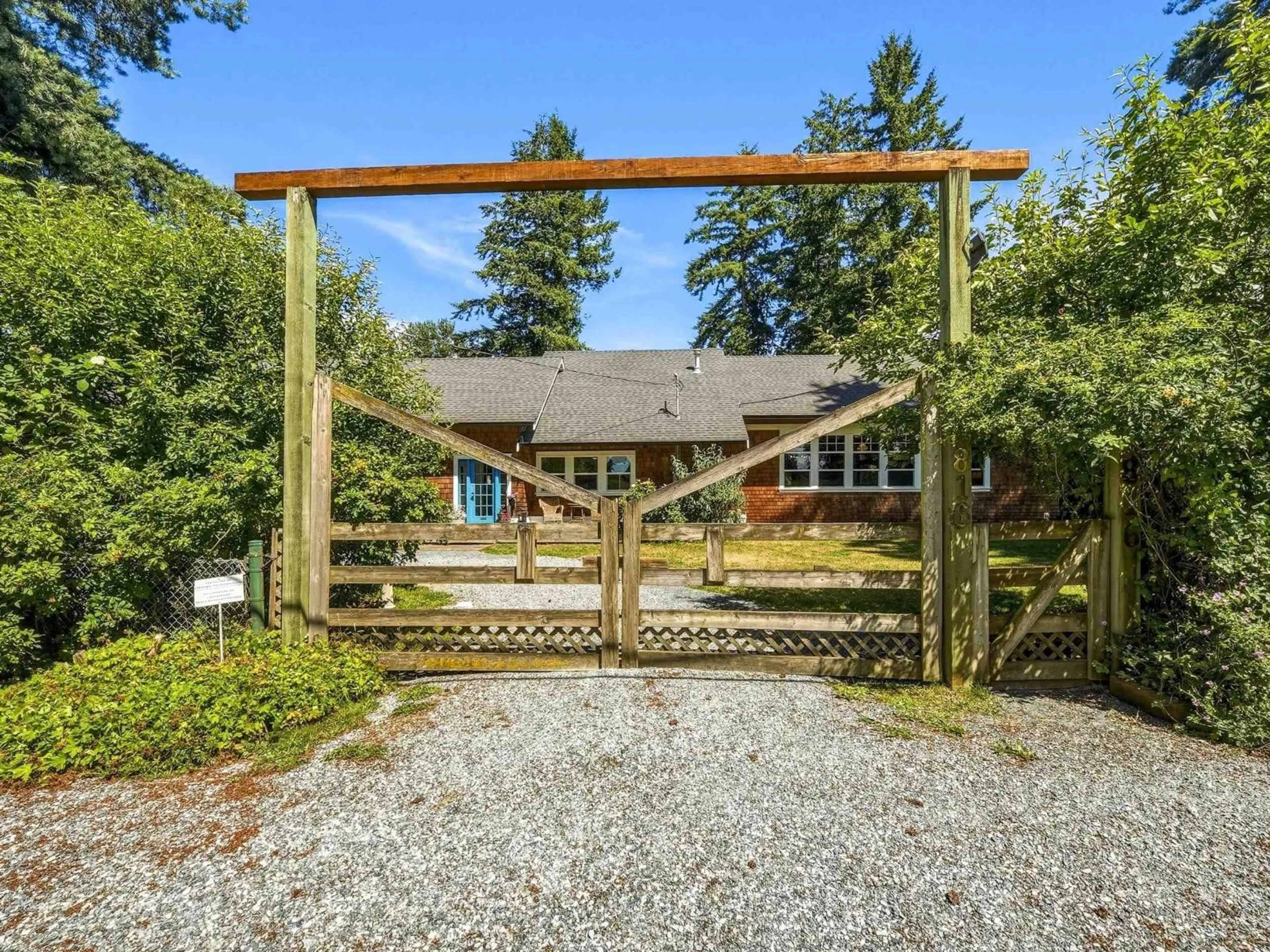 A pic from outside/outdoor area/front of a property/back of a property/a pic from drone, unknown for 816 248 STREET, Langley British Columbia V4W2G1