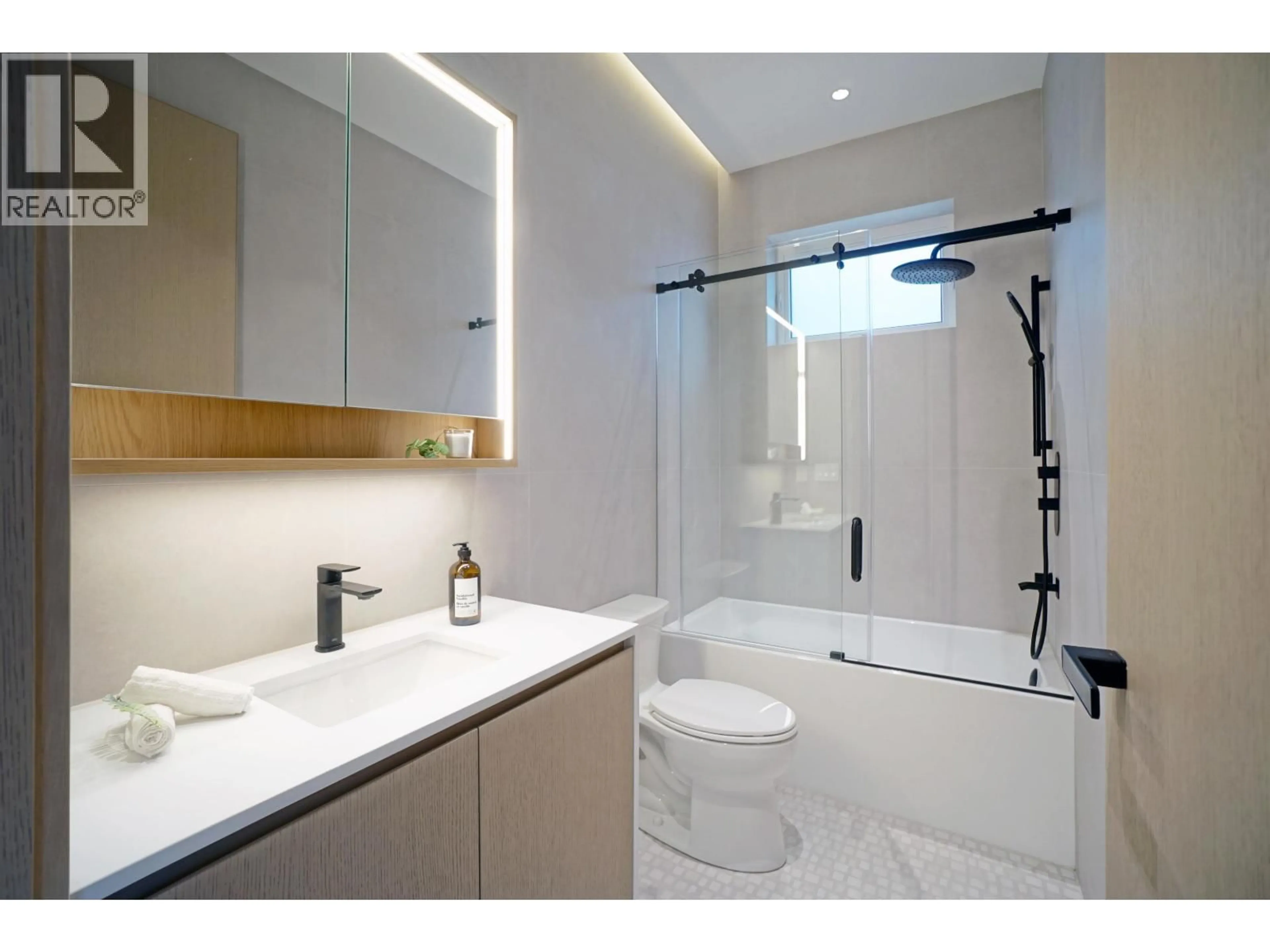 Contemporary bathroom, ceramic/tile floor for 1 - 4634 15TH AVENUE, Vancouver British Columbia V6R3B6