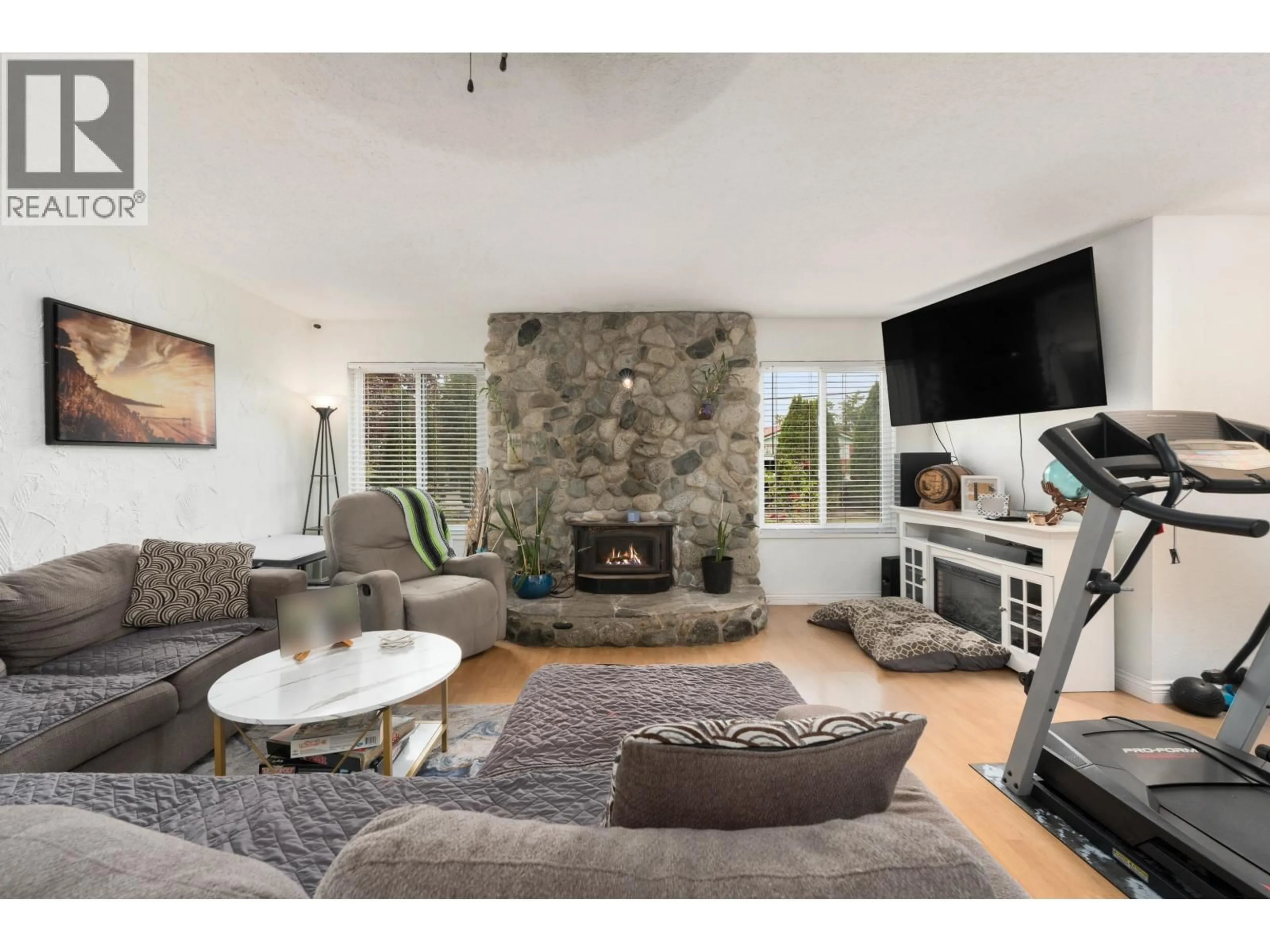 Living room with furniture, unknown for 22702 123 AVENUE, Maple Ridge British Columbia V2X4E4