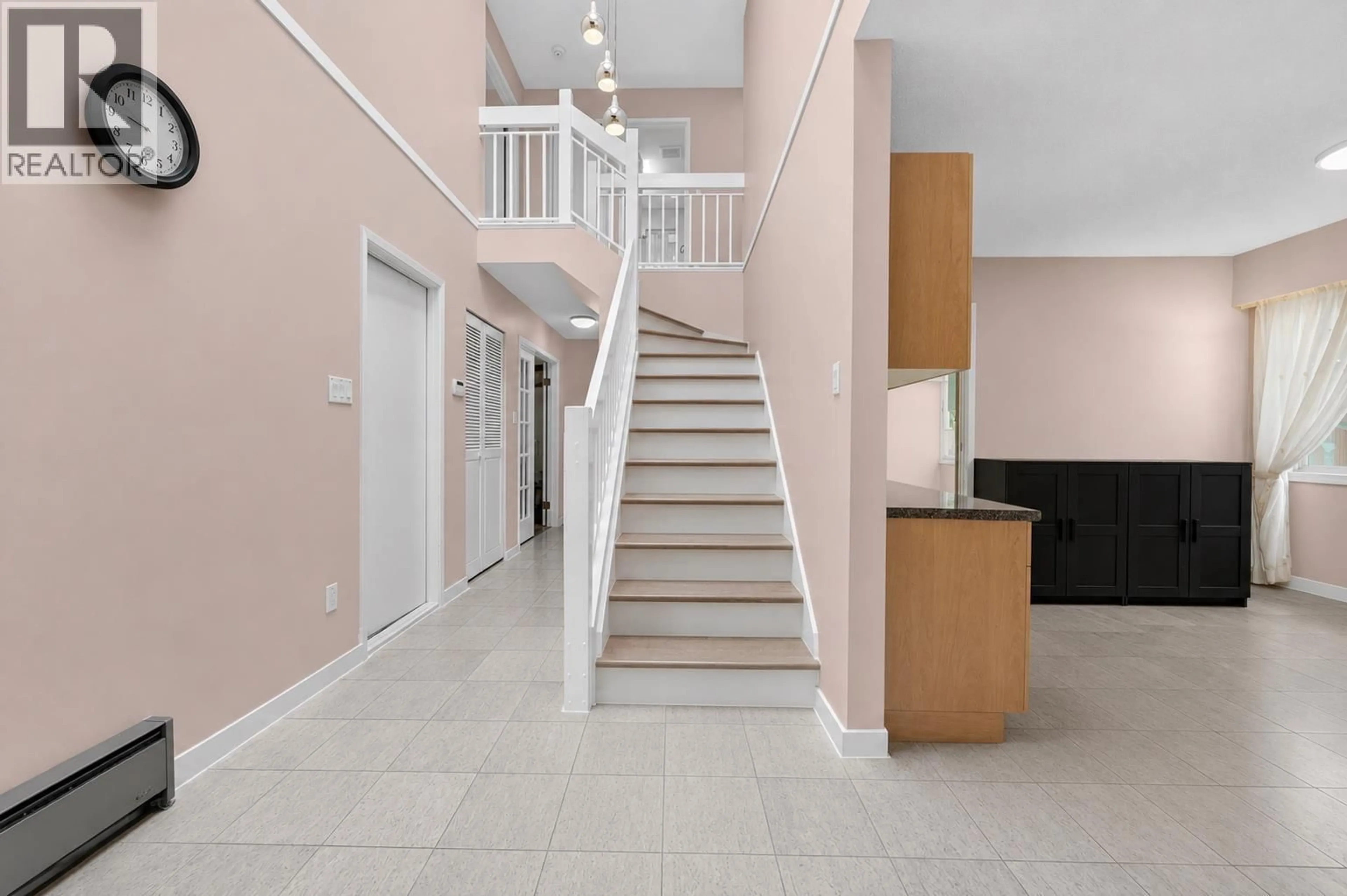 Indoor foyer for 10441 HOLLYBANK DRIVE, Richmond British Columbia V7E4S4