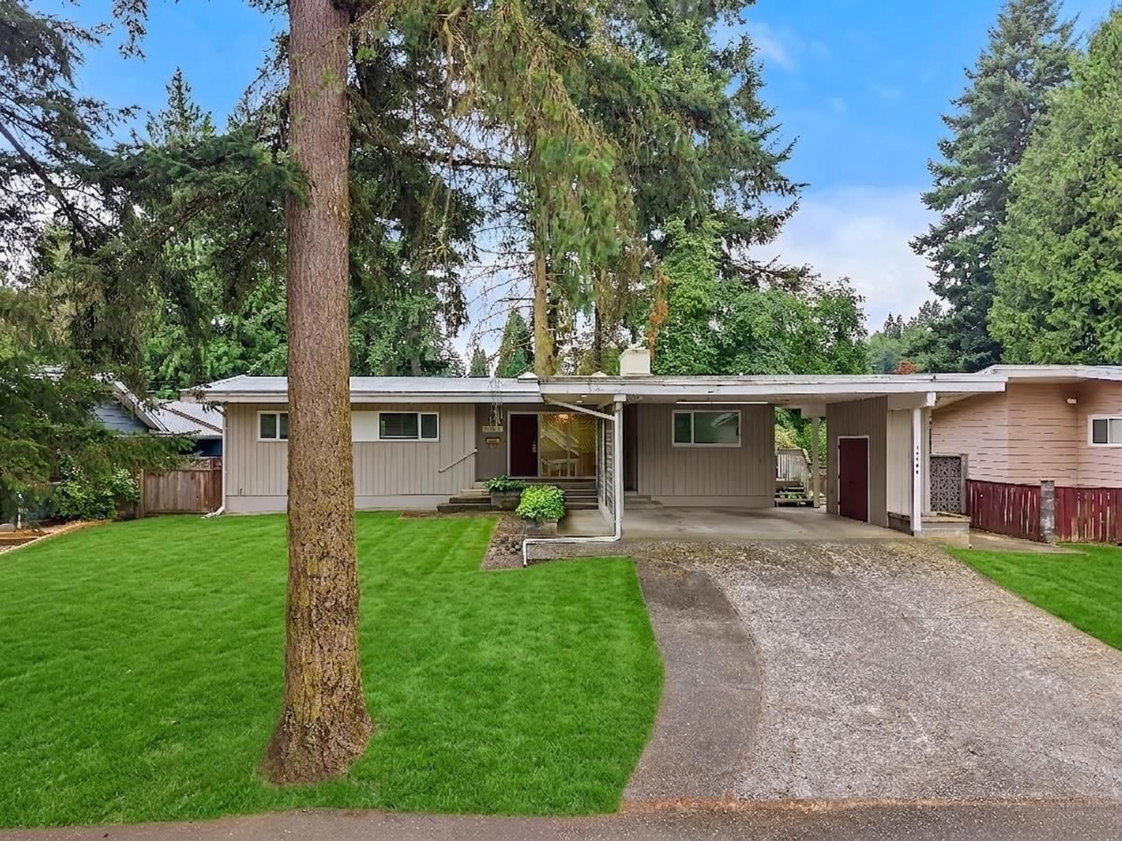 Home with vinyl exterior material, street for 34206 WOODBINE CRESCENT, Abbotsford British Columbia V2S2R5